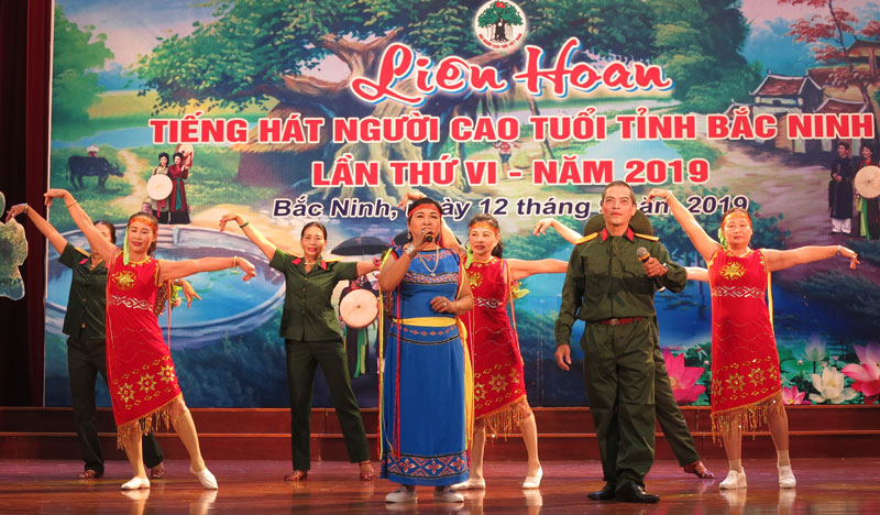 Một tiết mục của thị x&atilde; Từ Sơn tại li&ecirc;n hoan. (Ảnh: Báo Bắc Ninh)