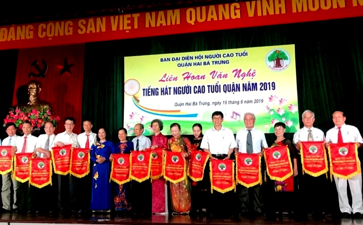 Trao Cờ lưu niệm cho c&aacute;c đơn vị tham gia Li&ecirc;n hoan Tiếng h&aacute;t NCT quận năm 2019
