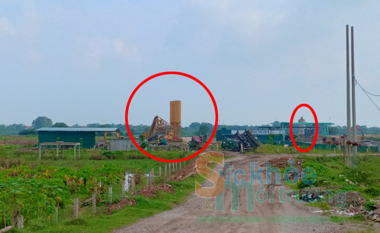 Trạm trộn b&ecirc; t&ocirc;ng Ph&ugrave; Đổng x&acirc;y dựng tr&aacute;i ph&eacute;p. (Ảnh: SK&amp;MT)