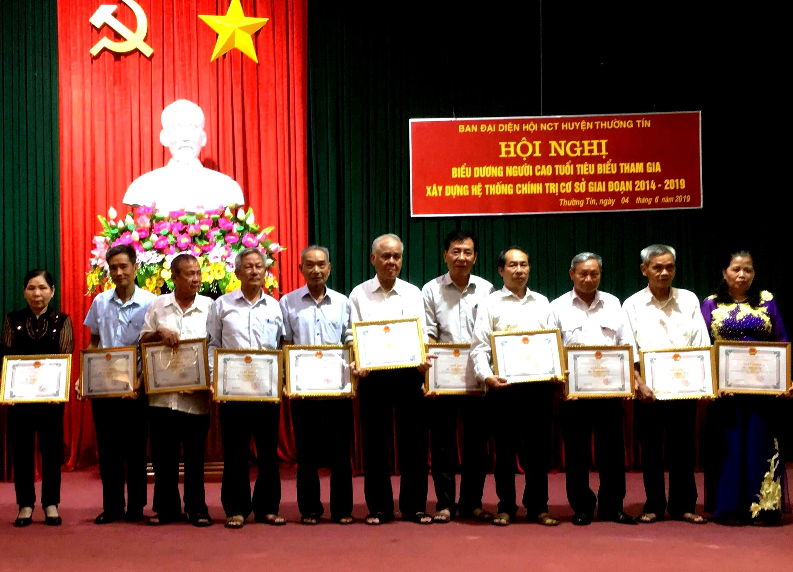 Nhiều c&aacute; nh&acirc;n xuất sắc được khen thưởng