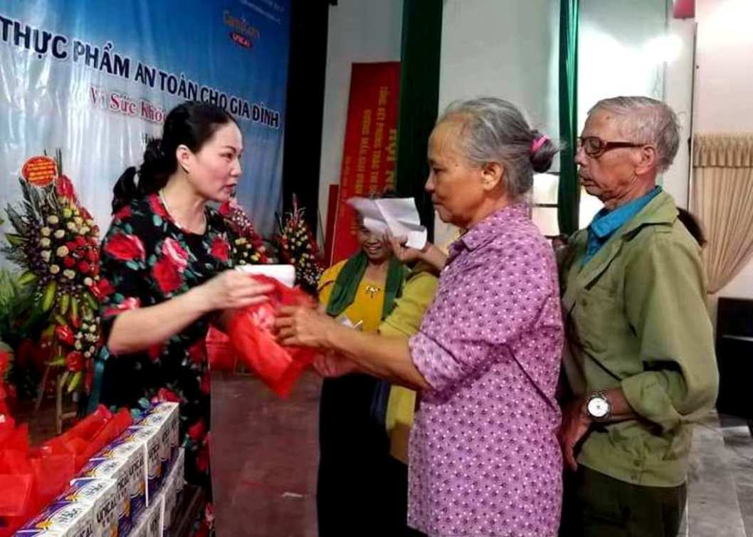 Tặng qu&agrave; cho NCT huyện Chương Mỹ