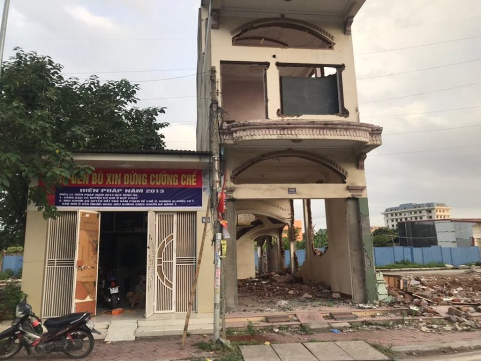 B&agrave; Mạc Thị Tuyết cầu cứu c&aacute;c cơ quan chức năng v&igrave; chưa bồi thường thỏa đ&aacute;ng, li&ecirc;n tục thay đổi phương &aacute;n bồi thường trong khi c&aacute;c hộ d&acirc;n liền kề đ&atilde; được bồi thường thỏa đ&aacute;ng, họ đ&atilde; b&agrave;n giao mặt bằng khiến nh&agrave; b&agrave; Tuyết c&ocirc;ng tr&igrave;nh nh&agrave; bị nguy hiểm