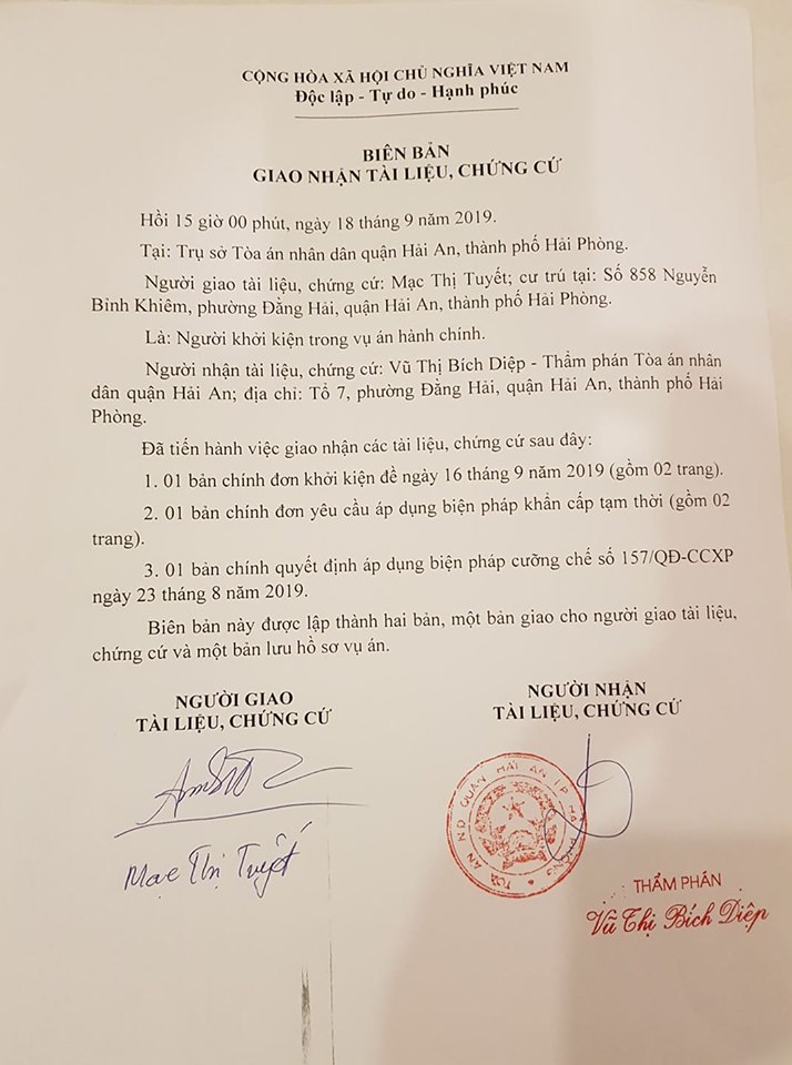 B&agrave; Mạc Thị Tuyết khởi kiện quyết định cưỡng chế v&igrave; cho rằng c&oacute; qu&aacute; nhiều sai phạm khi thu hồi đất của gia đ&igrave;nh nh&agrave; b&agrave;. V&agrave; việc phường cho đ&atilde; cho gia đ&igrave;nh b&agrave; x&acirc;y dựng từ năm 2000 vậy tại sao qua mấy chục năm lại cho rằng vi phạm, theo b&agrave; Tuyết đ&oacute; l&agrave; việc l&agrave;m rất v&ocirc; l&yacute;.