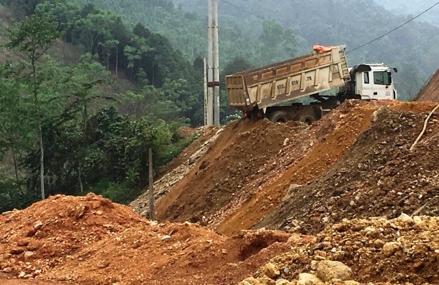 C&ocirc;ng ty CP x&acirc;y dựng Thăng Long đổ đất, đ&aacute; thải xuống khe suối B&oacute; Pja (ảnh: Tuấn Sơn)