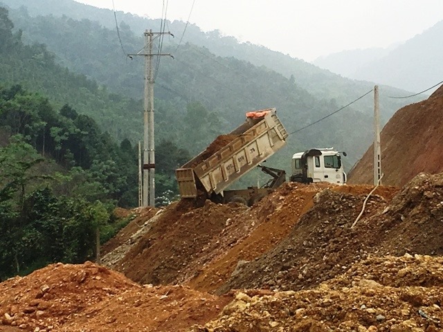 Phải xử l&yacute; nghi&ecirc;m c&aacute;c xe tải đổ đất thải