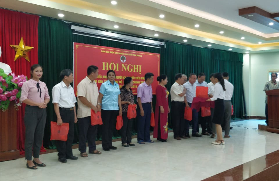 Đại diện C&ocirc;ng ty tặng m&aacute;y Massage cho NCT tỉnh Sơn La tại Hội nghị &ldquo;Biểu dương người cao tuổi ti&ecirc;u biểu tham gia x&acirc;y dựng hệ thống ch&iacute;nh trị cơ sở giai đoạn 2014 - 2019&rdquo;