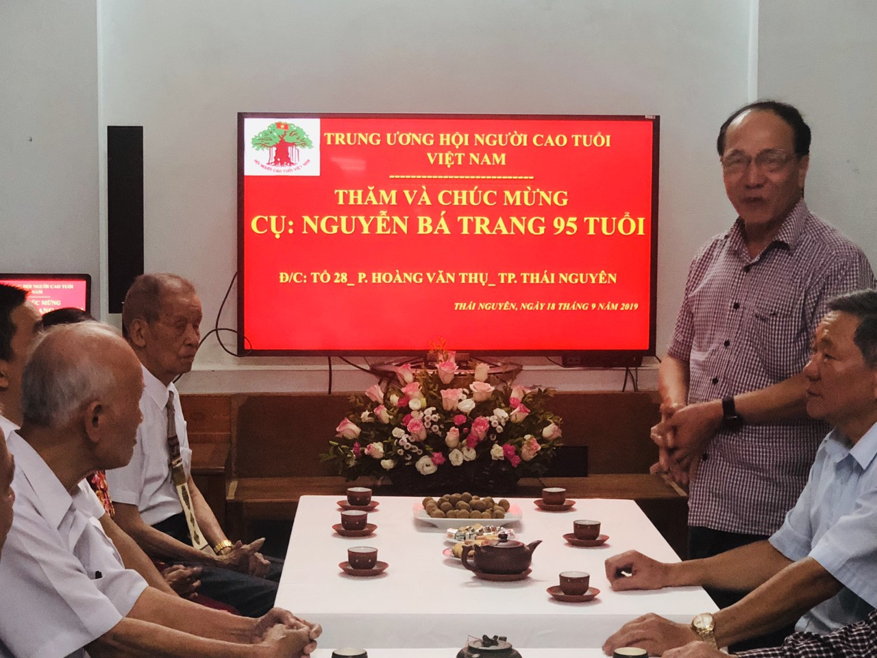 Phó Chủ tịch Nguyễn Hòa Bình: Thăm, tặng quà NCT có hoàn cảnh khó khăn 2 tỉnh Bắc Kạn và Thái Nguyên