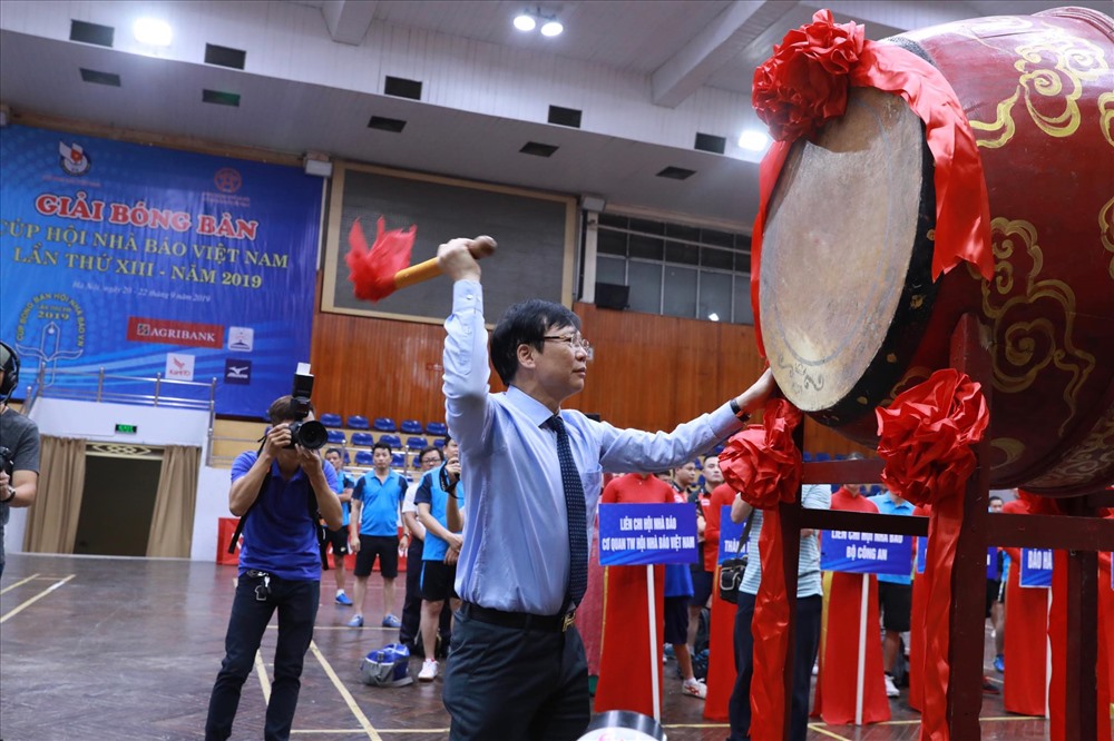 &ocirc;ng Hồ Quang Lợi đ&aacute;nh trống khai mạc... (1)