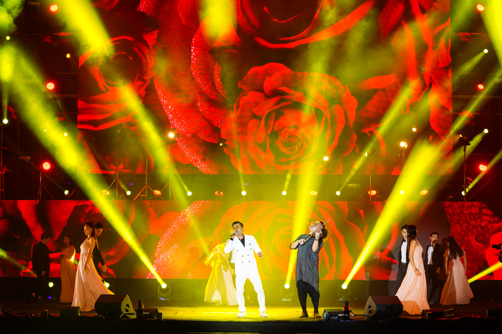 Đại nhạc hội c&oacute; chủ đề &ldquo;Love Songs Party&rdquo; sẽ diễn ra trong cả hai ng&agrave;y thứ Bảy (21/9) v&agrave; Chủ nhật (22/9), l&agrave; 2 trong 8 Đại nhạc hội được tổ chức để đ&oacute;n ch&agrave;o sự kiện ra mắt khu vườn Nhật quy m&ocirc; h&agrave;ng đầu Đ&ocirc;ng Nam &Aacute; tại Vinhomes Smart City. Tiết lộ từ BTC cho hay, v&agrave;o 19h tối mai, lễ hội của những bản t&igrave;nh ca sẽ c&oacute; sự g&oacute;p giọng của Thu Phương, Tuấn Hưng, L&ecirc; Hiếu v&agrave; B&ugrave;i Lan Hương.