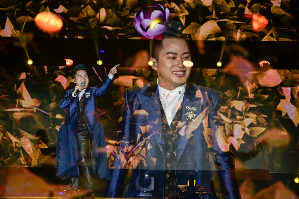 Trước đ&oacute;, hai đ&ecirc;m Đại nhạc hội đầu ti&ecirc;n với chủ đề &ldquo;Where Cultures meets Future&rdquo; đ&atilde; diễn ra v&agrave;o 14 - 15/9, ng&agrave;y khai trương khu vườn Nhật đẳng cấp bậc nhất khu vực hiện nay. 6.000 người đ&atilde; c&oacute; mặt tham dự sự kiện nằm trong khu&ocirc;n vi&ecirc;n đại đ&ocirc; thị th&ocirc;ng minh Vinhomes Smart City.