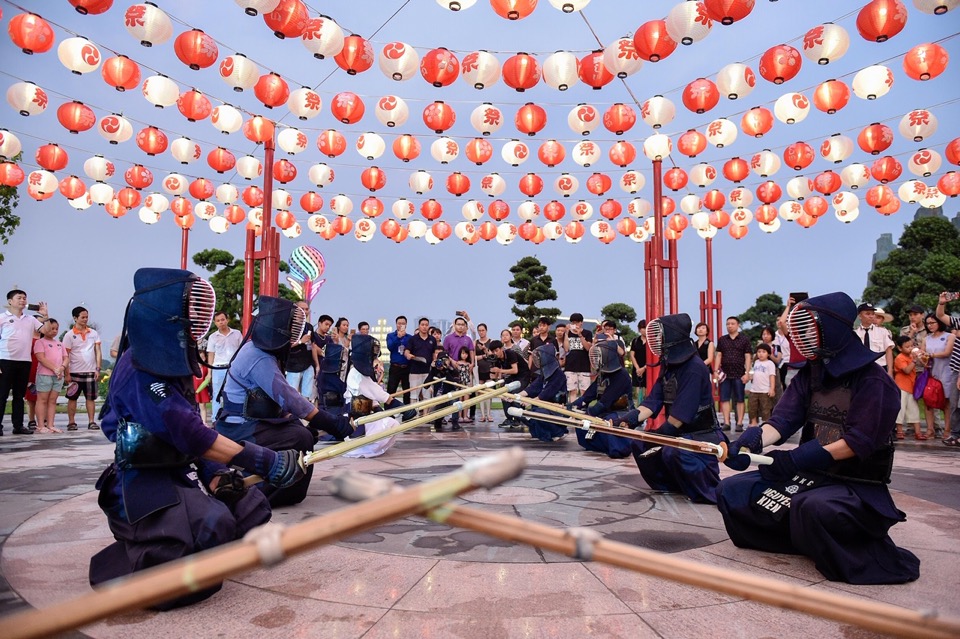 B&ecirc;n cạnh c&aacute;c Đại nhạc hội &ldquo;khủng&rdquo;, h&agrave;ng loạt những hoạt động th&uacute; vị đậm chất Nhật Bản như giao lưu với hai đấu sĩ sumo lừng danh xứ Ph&ugrave; Tang, biểu diễn kiếm đạo Kendo, nghệ thuật gấp giấy Origami, thưởng thức hương vị ẩm thực Nhật Bản&hellip; sẽ được tổ chức li&ecirc;n tục cho kh&aacute;ch tham quan vườn Nhật trải nghiệm.