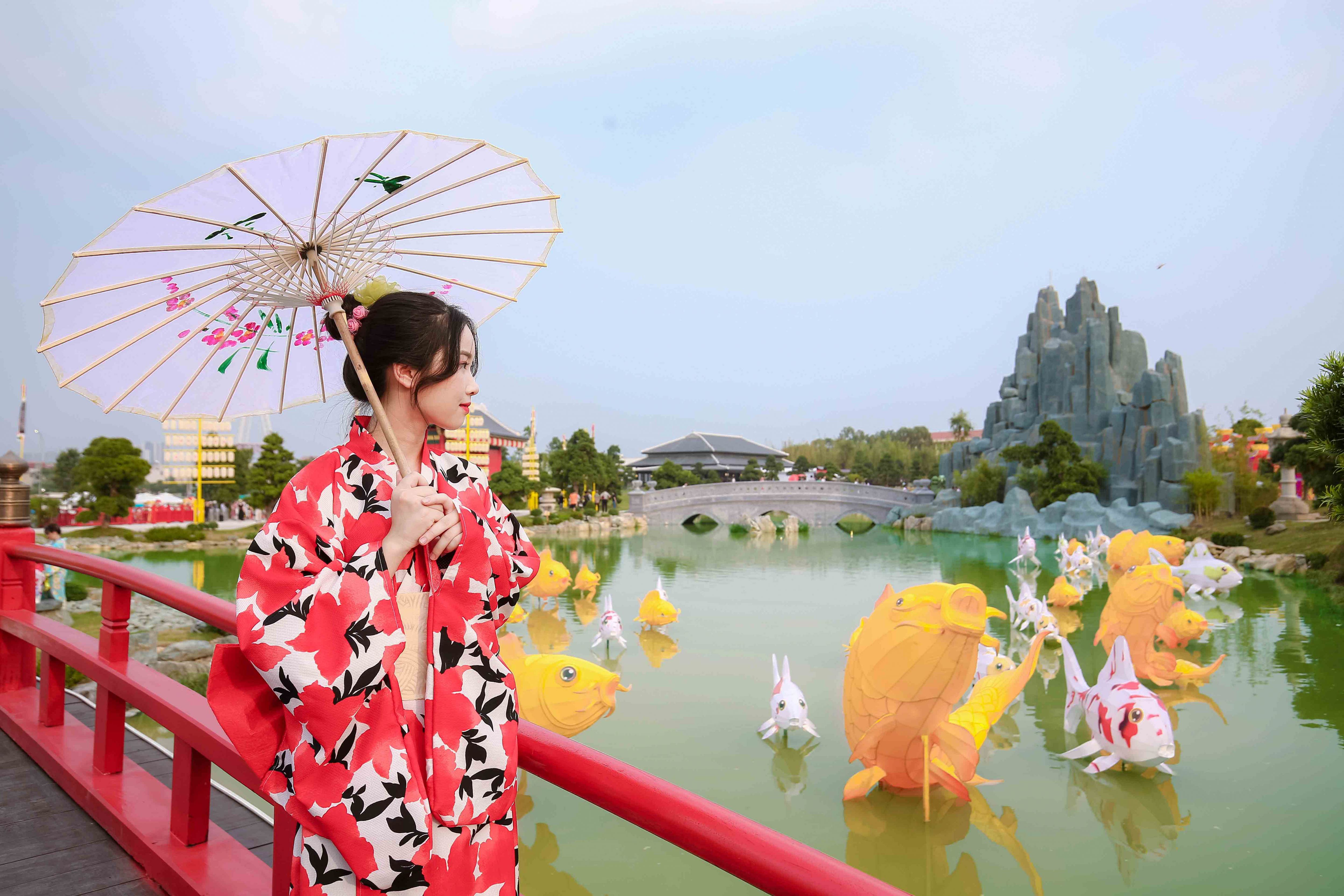 Khu vườn Nhật Bản nằm trong đại đ&ocirc; thị Vinhomes Smart City c&oacute; diện t&iacute;ch 6 ha, được x&acirc;y dựng với nhiều cảnh quan ấn tượng như c&ocirc;ng vi&ecirc;n đ&egrave;n lồng lớn nhất Việt Nam, vườn T&ugrave;ng La H&aacute;n với hơn 130 gốc c&oacute; gi&aacute; trị h&agrave;ng trăm tỉ đồng, kết hợp c&ugrave;ng cảnh sắc của n&uacute;i giả, th&aacute;c đ&aacute;, hồ c&aacute; ch&eacute;p rộng, suối nước,&hellip;tạo ra h&agrave;ng trăm g&oacute;c &ldquo;sống ảo&rdquo; tuyệt đẹp.