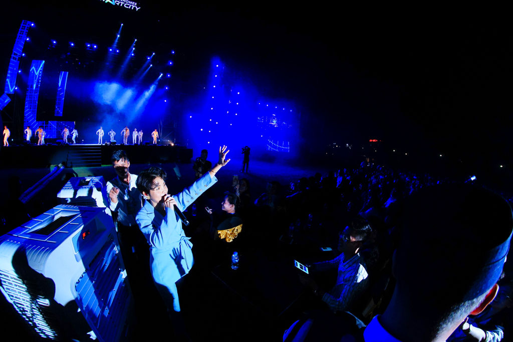 C&ocirc; được kh&aacute;n giả thủ đ&ocirc; ch&agrave;o đ&oacute;n cuồng nhiệt bằng một trận &ldquo;mưa đom đ&oacute;m&rdquo; tạo bởi h&agrave;ng ng&agrave;n &aacute;nh đ&egrave;n flash điện thoại. Nữ ca sĩ tỏ ra rất x&uacute;c động trước t&igrave;nh cảm của người h&acirc;m mộ.