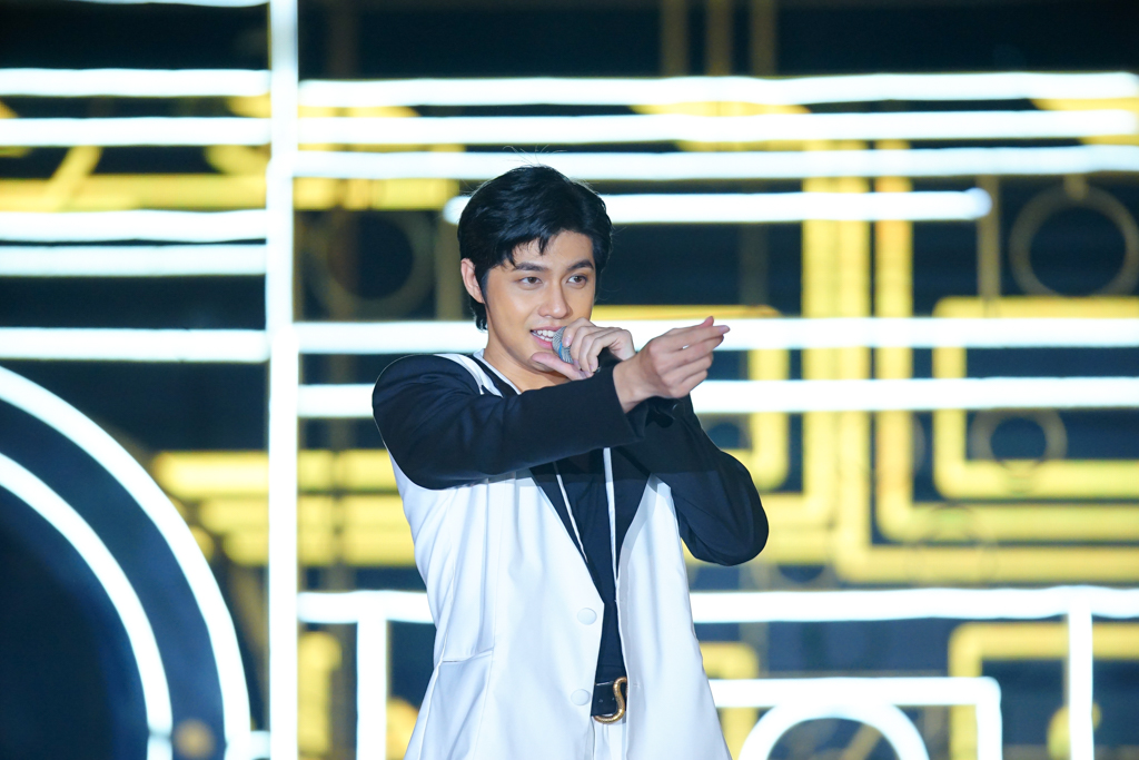 Trong khi đ&oacute;, Noo Phước Thịnh thu phục h&agrave;ng ng&agrave;n con tim khi tr&igrave;nh diễn h&agrave;ng loạt ca kh&uacute;c hit: &ldquo;Thương em l&agrave; điều kh&ocirc;ng thể ngờ&rdquo;, &ldquo;M&atilde;i m&atilde;i b&ecirc;n nhau&rdquo;, &ldquo;Really love you&rdquo;, &ldquo;Hold me tonight&rdquo;. Rất nhiều fan nữ đ&atilde; đồng thanh gọi t&ecirc;n Noo trong suốt thời gian nam ca sĩ điển trai đứng tr&ecirc;n s&acirc;n khấu.