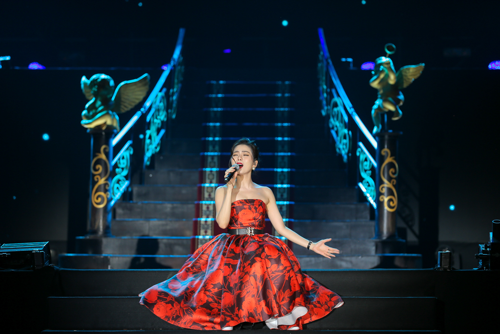 Như một nốt trầm mang lại những điều ngọt ng&agrave;o, Lệ Quy&ecirc;n khoe giọng với những bản hit t&igrave;nh y&ecirc;u da diết, khiến kh&aacute;n giả c&oacute; mặt l&uacute;c ấy &ldquo;nổi da g&agrave;&rdquo; v&igrave; những đoạn ng&acirc;n, cao v&uacute;t v&agrave; chan chứa cảm x&uacute;c ch&acirc;n thật. &ldquo;Nữ ho&agrave;ng của những bản t&igrave;nh ca đẹp&rdquo; n&oacute;i vui, sự h&acirc;m mộ của kh&aacute;n giả tại đ&acirc;y khiến c&ocirc; c&oacute; th&ecirc;m động lực để trở th&agrave;nh h&agrave;ng x&oacute;m của những cư d&acirc;n Vinhomes Smart City tương lai.