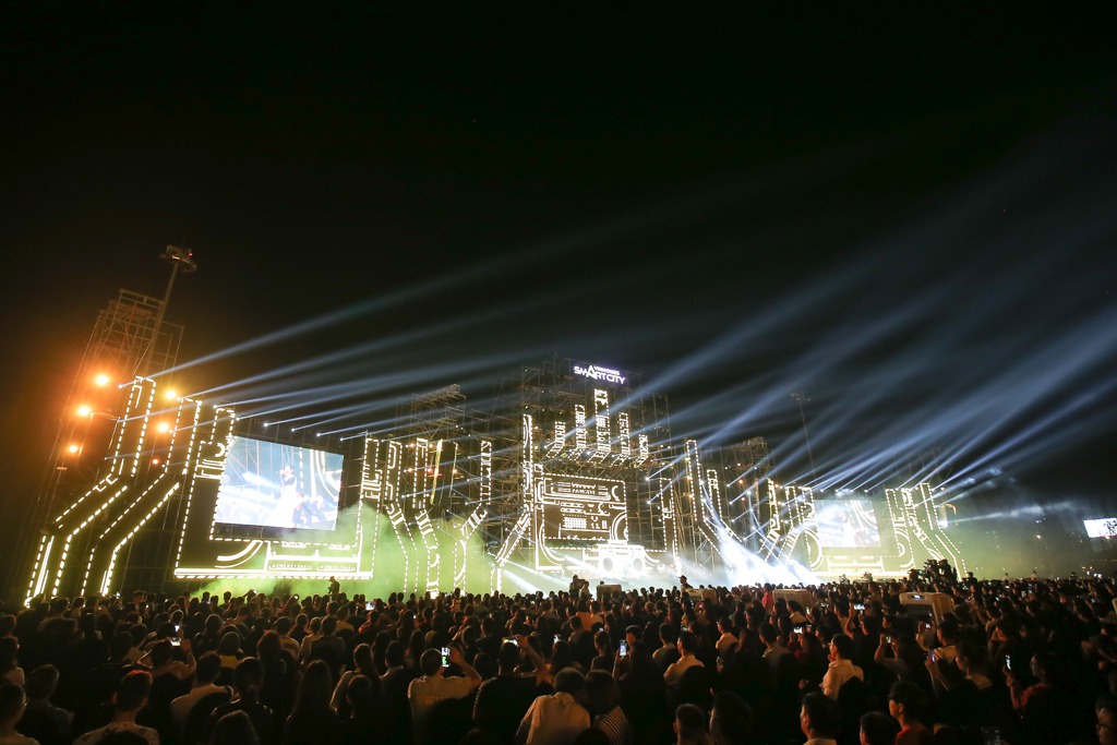 Đại nhạc hội diễn ra tối 22/9 l&agrave; đ&ecirc;m diễn thứ 4 trong chuỗi 8 Đại nhạc hội đặc biệt tại vườn Nhật Vinhomes Smart City. M&agrave;n kết hợp tuyệt vời giữa &acirc;m nhạc đẳng cấp v&agrave; c&ocirc;ng nghệ &acirc;m thanh- &aacute;nh s&aacute;ng hiện đại do đạo diễn Việt T&uacute; l&agrave;m tổng chỉ huy. Đ&acirc;y l&agrave; chuỗi liveshow đang g&acirc;y sốt tr&ecirc;n khắp c&aacute;c diễn đ&agrave;n bởi độ &ldquo;khủng&rdquo; khi quy tụ gần 30 ng&ocirc;i sao s&aacute;ng bậc nhất Vbiz như Thu Phương, Hồ Ngọc H&agrave;, Sơn T&ugrave;ng MTP, Noo Phước Thịnh, Erik, Tuấn Hưng, L&ecirc; Hiếu, B&iacute;ch Phương&hellip; g&oacute;p mặt.