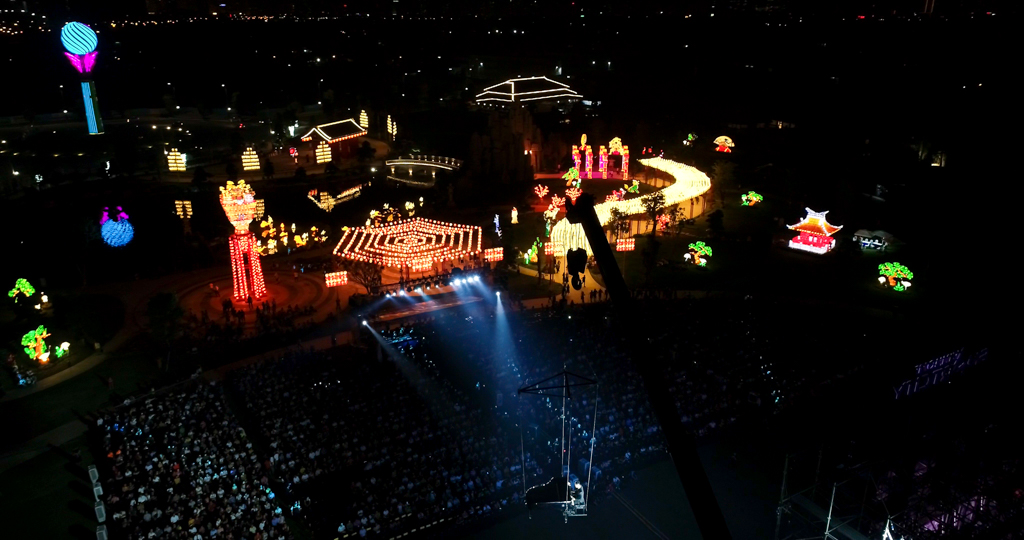 B&ecirc;n cạnh những ca sĩ ng&ocirc;i sao v&agrave; s&acirc;n khấu khổng lồ được chăm ch&uacute;t từng chi tiết, đạo diễn Việt T&uacute; c&ograve;n ph&aacute; c&aacute;ch với những điểm nhấn đặc biệt mang dấu ấn ri&ecirc;ng. Điển h&igrave;nh l&agrave; m&agrave;n Piano &ldquo;bay&rdquo; với nghệ sĩ biểu diễn ở lưng chừng trời. Theo Việt T&uacute;, để đưa cả nghệ sĩ v&agrave; c&acirc;y đ&agrave;n nặng nửa tấn l&ecirc;n độ cao h&agrave;ng chục m&eacute;t v&agrave; đảm bảo an to&agrave;n tối đa l&agrave; cả một sự k&igrave; c&ocirc;ng v&agrave; phải qua rất nhiều lần kiểm thử.