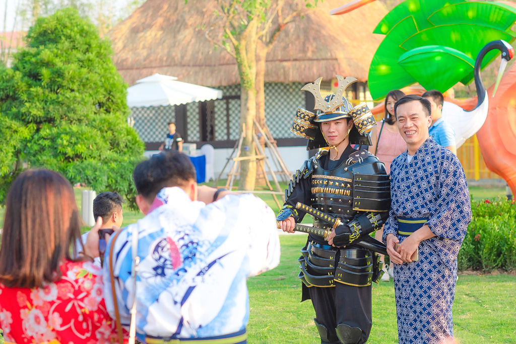 Đại nhạc hội l&agrave; một trong những hoạt động đ&aacute;ng ch&uacute; &yacute; nhất của chuỗi sự kiện khai trương khu vườn Nhật Vinhomes Smart City. Song song l&agrave; c&aacute;c hoạt động đa dạng mang đậm n&eacute;t văn h&oacute;a Nhật Bản, bao gồm tr&igrave;nh diễn sumo Nhật Bản chuy&ecirc;n nghiệp v&agrave; giao lưu, nhảy m&uacute;a truyền thống Yosakoi, gấp giấy nghệ thuật Origami, thưởng thức ẩm thực Nhật Bản&hellip; Chuỗi sự kiện n&agrave;y được tổ chức li&ecirc;n tục trong 4 tuần, v&agrave;o c&aacute;c thứ 7, chủ nhật h&agrave;ng tuần từ 14/9 &ndash; 6/10.