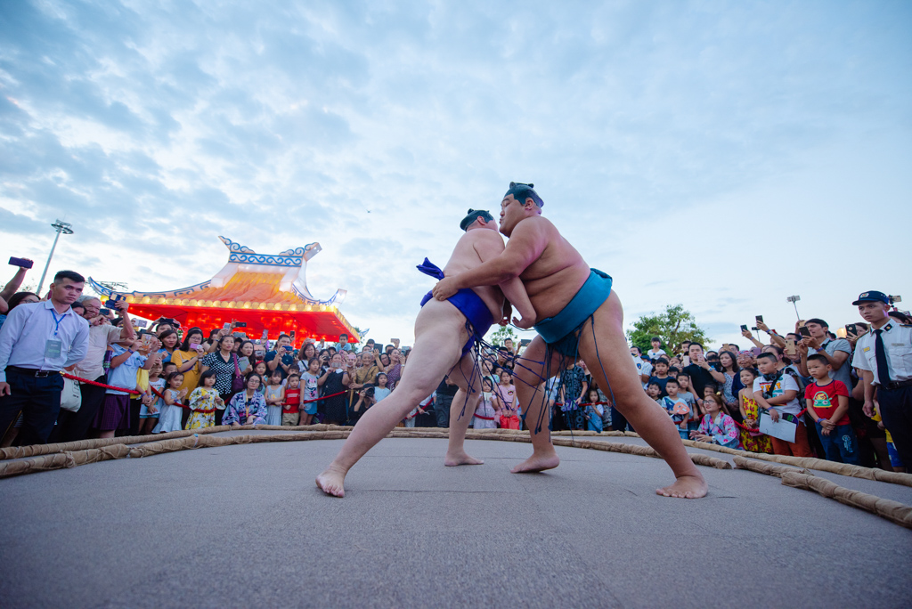 Với diện t&iacute;ch l&ecirc;n tới hơn 6 ha, đ&acirc;y được coi l&agrave; vườn Nhật c&oacute; quy m&ocirc; v&agrave; đẳng cấp h&agrave;ng đầu Đ&ocirc;ng Nam &Aacute;. Chỉ trong 4 ng&agrave;y khai trương đầu ti&ecirc;n, vườn Nhật Vinhomes Smart City đ&atilde; thu h&uacute;t hơn 12.000 người tới trải nghiệm văn h&oacute;a nghệ thuật Nhật Bản.