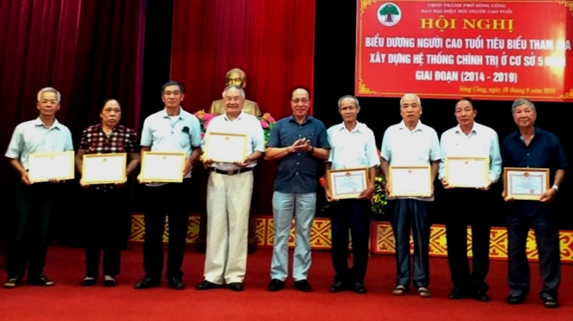 Ph&oacute; Chủ tịch Nguyễn H&ograve;a B&igrave;nh trao Giấy chứng nhận vinh danh c&aacute;c c&aacute; nh&acirc;n xuất sắc