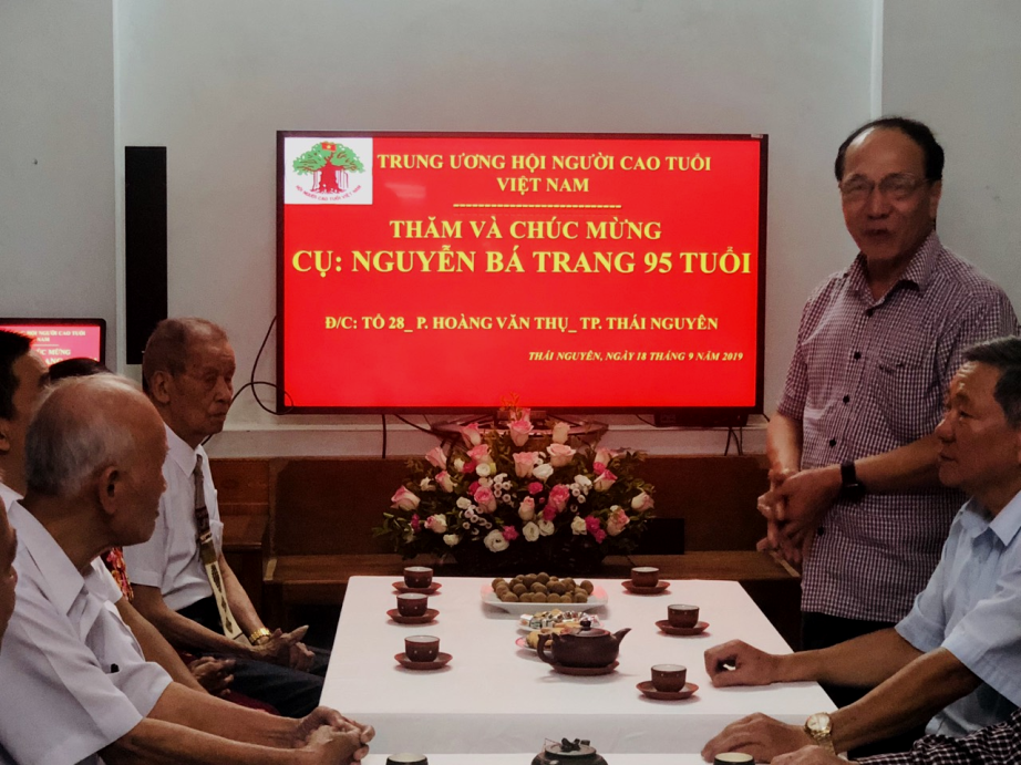 Ph&oacute; Chủ tịch Nguyễn H&ograve;a B&igrave;nh tặng qu&agrave; NCT tỉnh Th&aacute;i Nguy&ecirc;n. Ảnh Dương Song H&agrave;.jpg