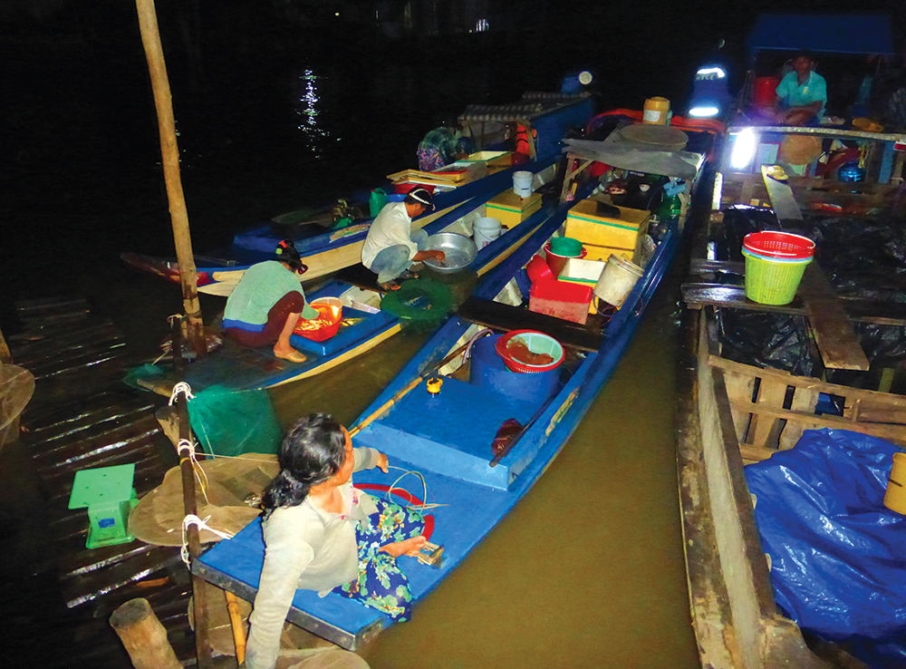 Xuồng ghe tấp nập trong đ&ecirc;m