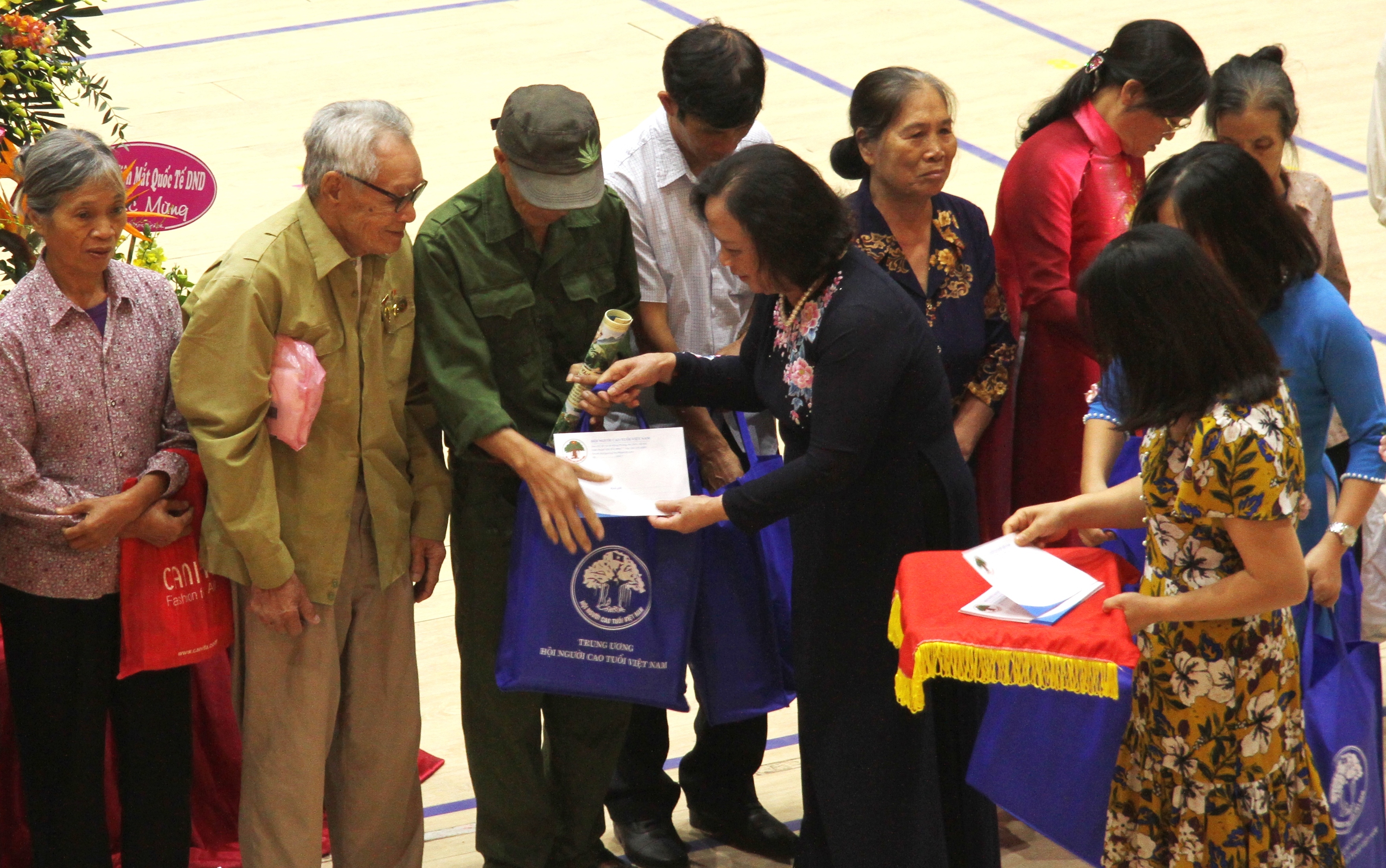 Chủ tịch Phạm Thị Hải Chuyền tặng qu&agrave; NCT c&oacute; ho&agrave;n cảnh kh&oacute; khăn của th&agrave;nh phố