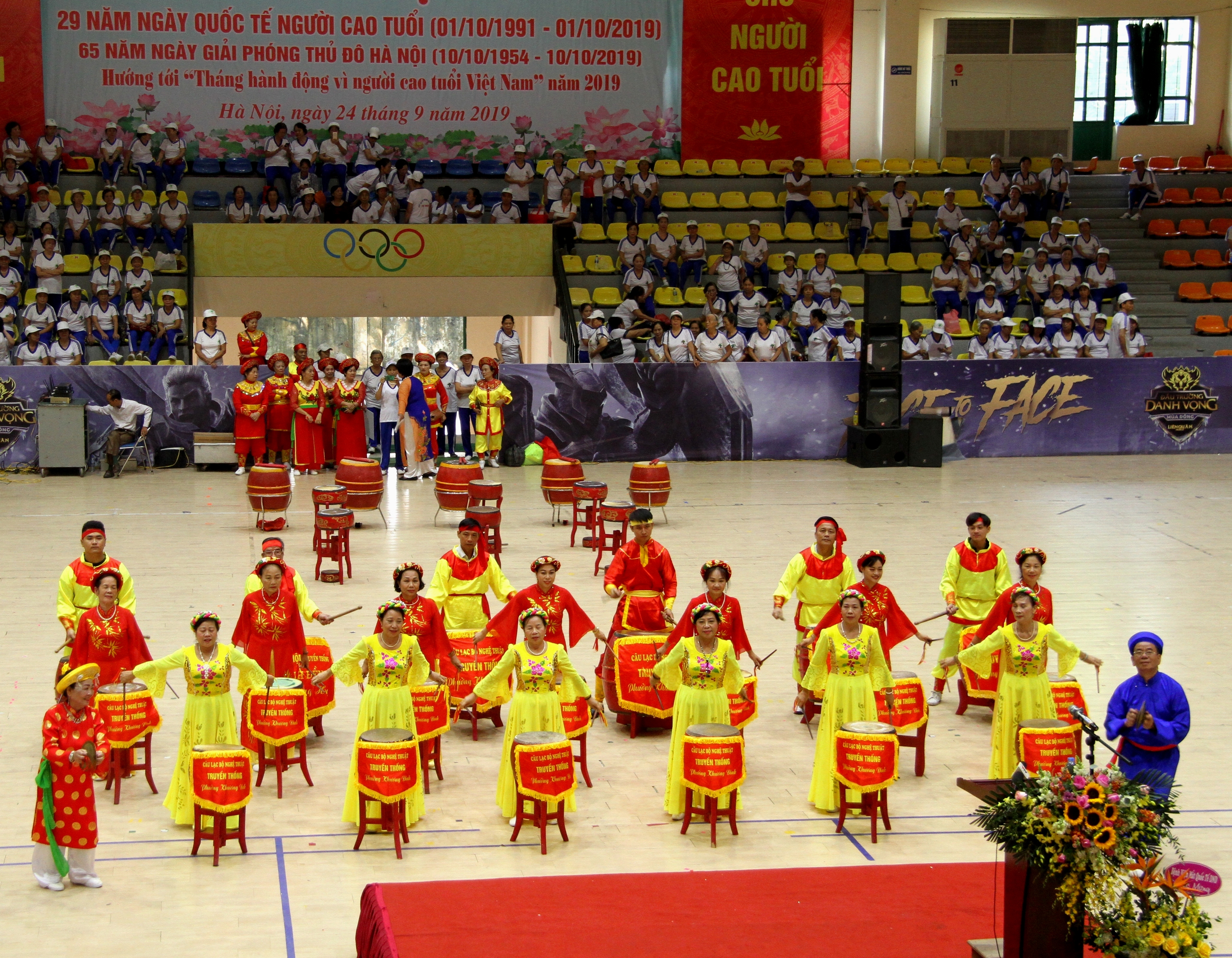 M&agrave;n trống hội do NCT phường Khương Đ&igrave;nh, quận Thanh Xu&acirc;n biểu diễn