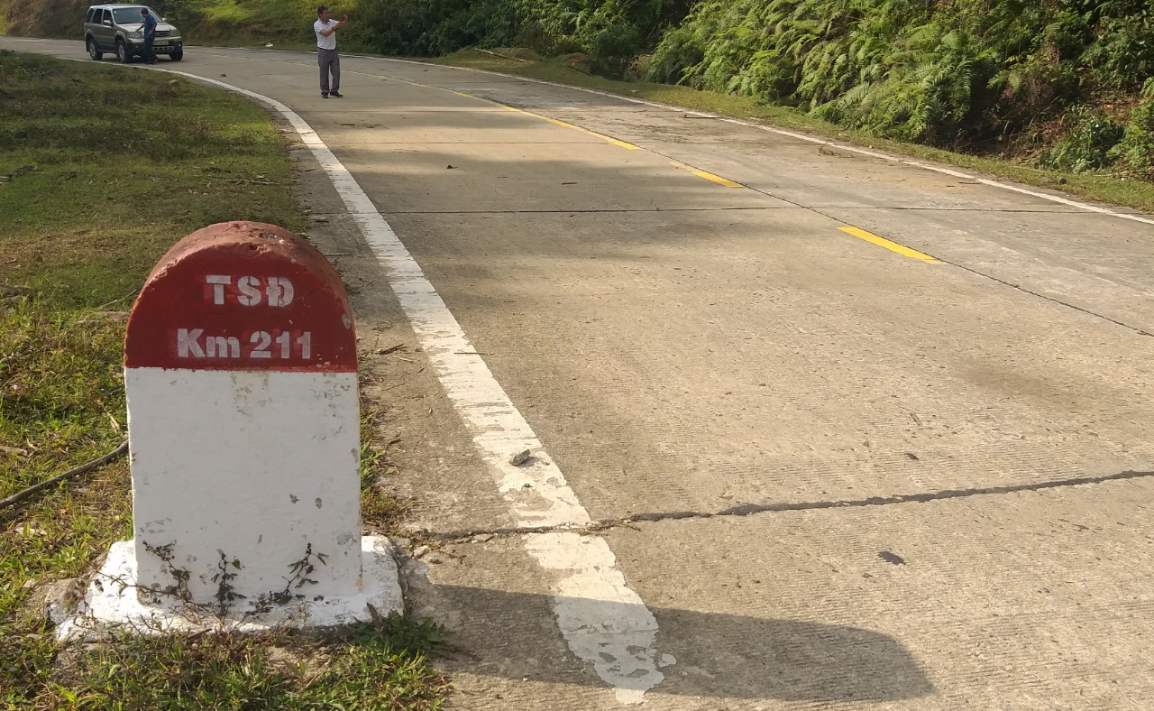 Đường Trường Sơn Đ&ocirc;ng c&aacute;ch điểm ph&aacute; rừng khoảng 100m.