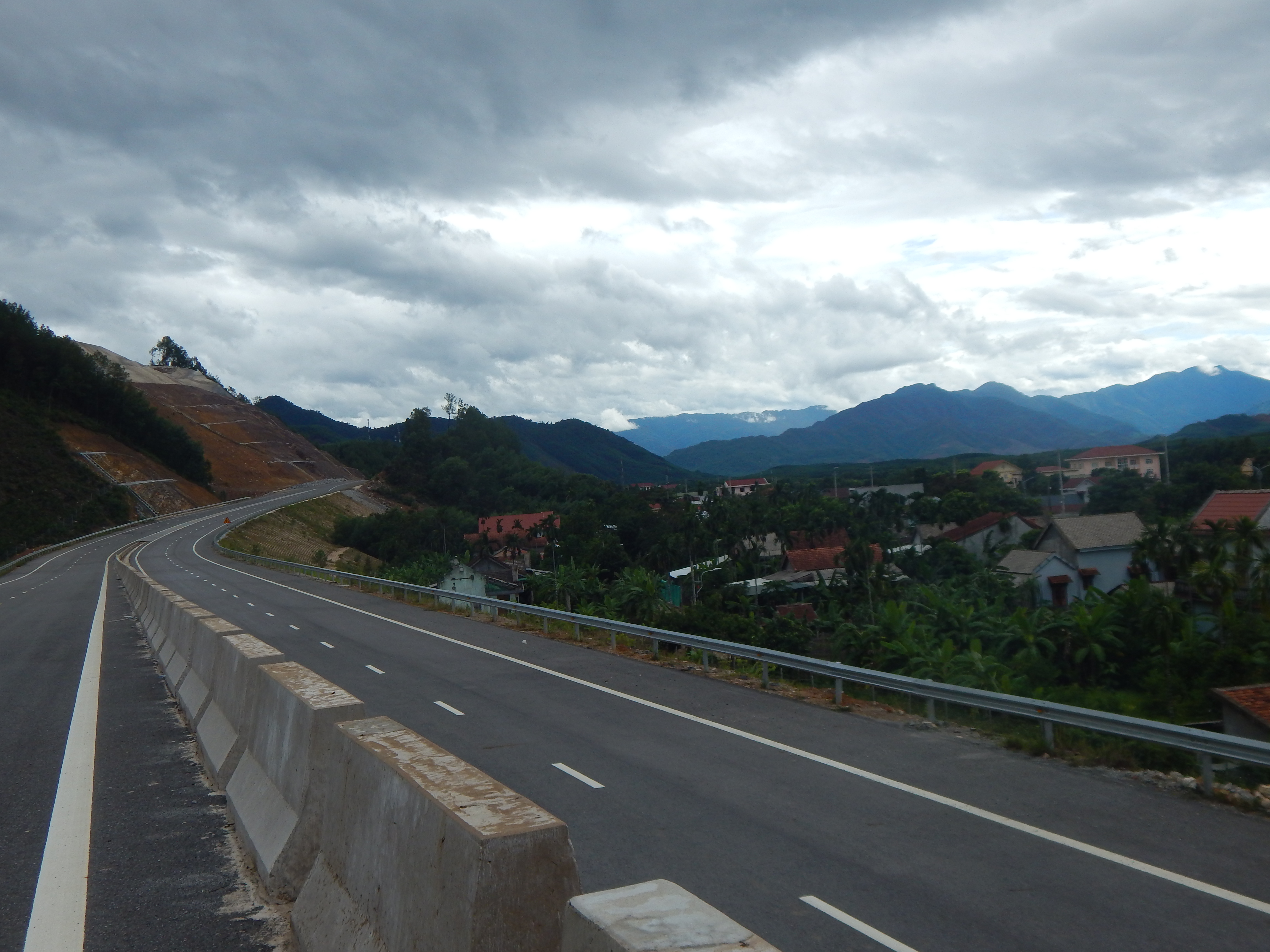 Cao tốc La Sơn - T&uacute;y Loan vẫn đang c&ograve;n thi c&ocirc;ng giang dở