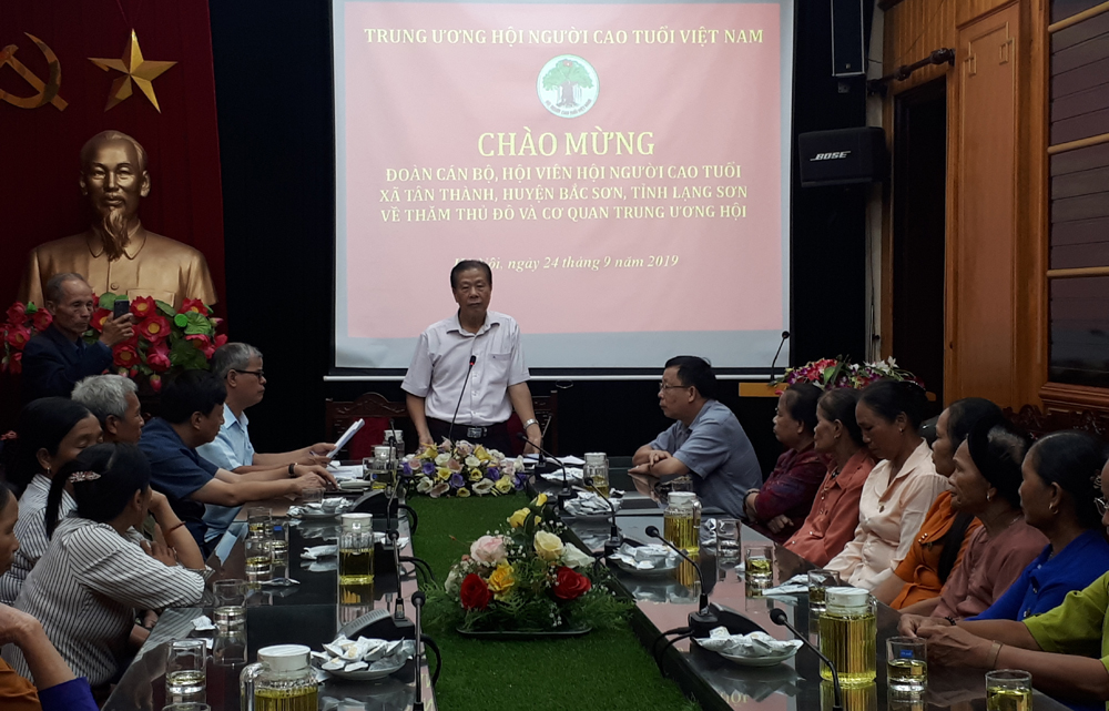 Ph&oacute; Chủ tịch Thường trực Đ&agrave;m Hữu Đắc ph&aacute;t biểu ch&agrave;o mừng.