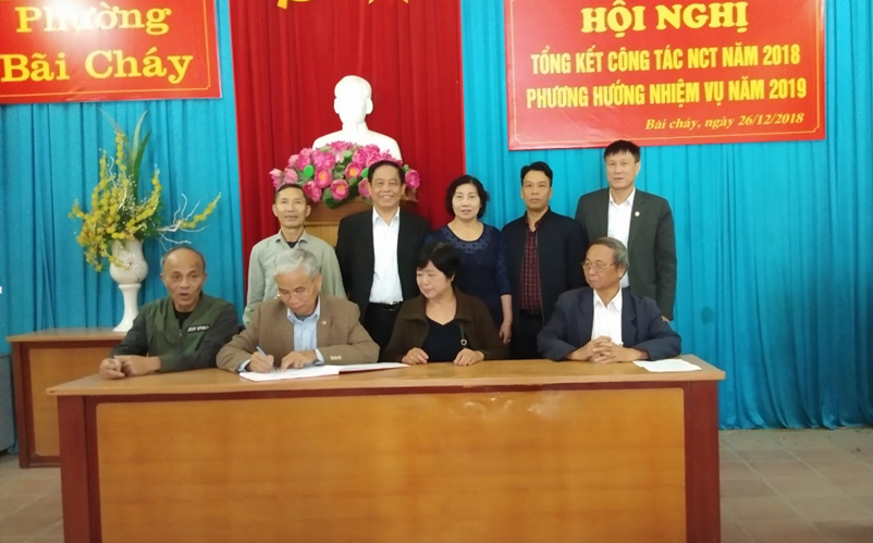 C&aacute;c Chi hội k&iacute; giao ước thi đua  Ảnh: Nguyễn Văn Cự