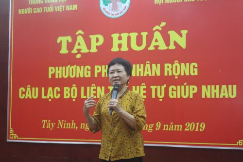 B&agrave; Phạm Tuyết Nhung ph&aacute;t biểu tại lớp tập huấn
