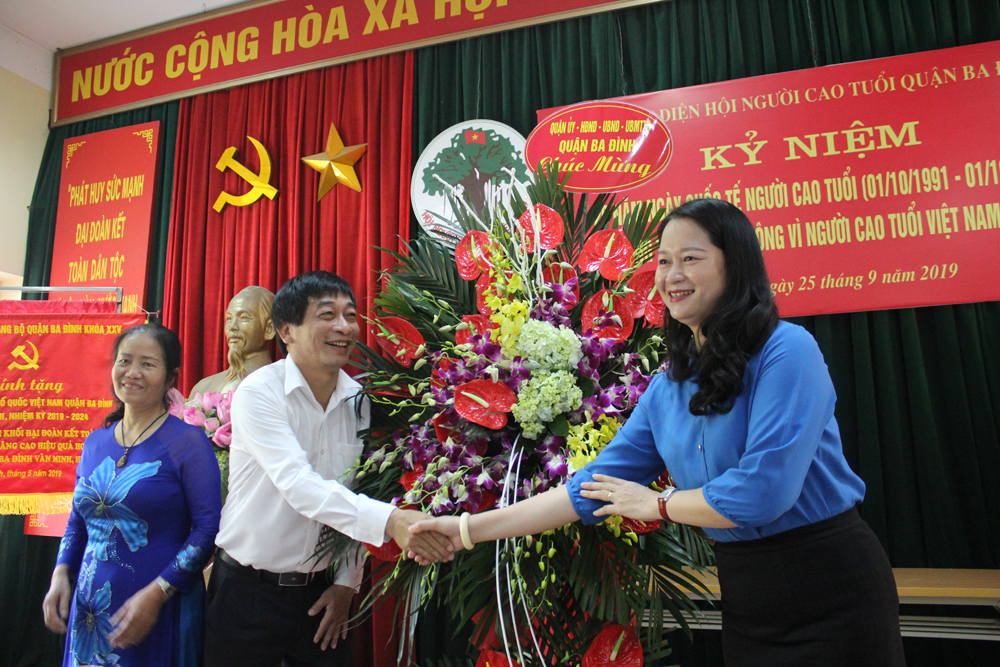 B&agrave; Phạm Thị Diễm, Ph&oacute; Chủ tịch UBND quận tặng hoa, qu&agrave; cho Hội NCT quận