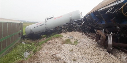 Nghệ An: Tàu chở hàng va chạm với xe tải khiến 4 toa lật khỏi đường ray