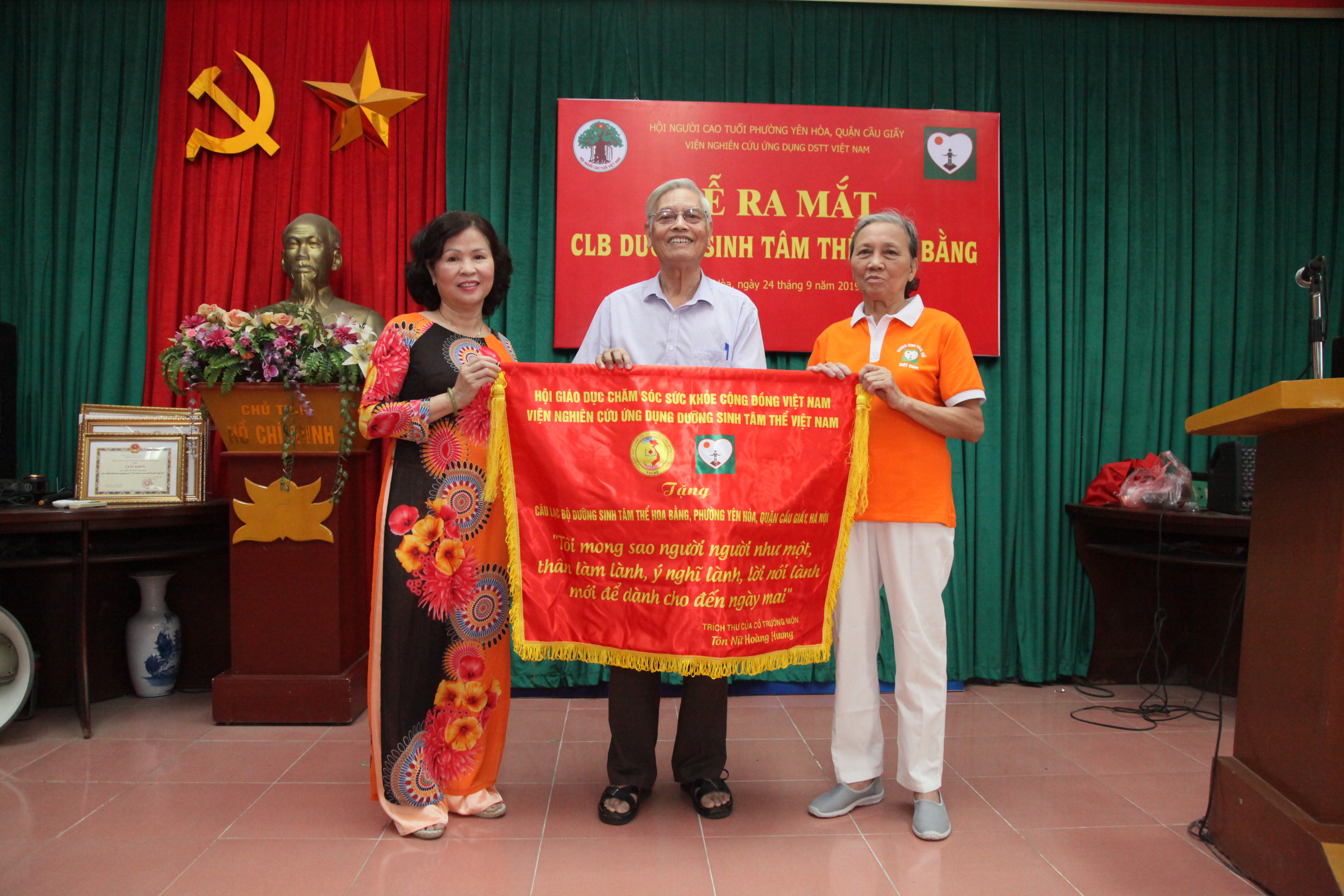 Đại t&aacute;, Nhạc sĩ Do&atilde;n Nho trao tặng bức trướng lưu niệm cho CLB