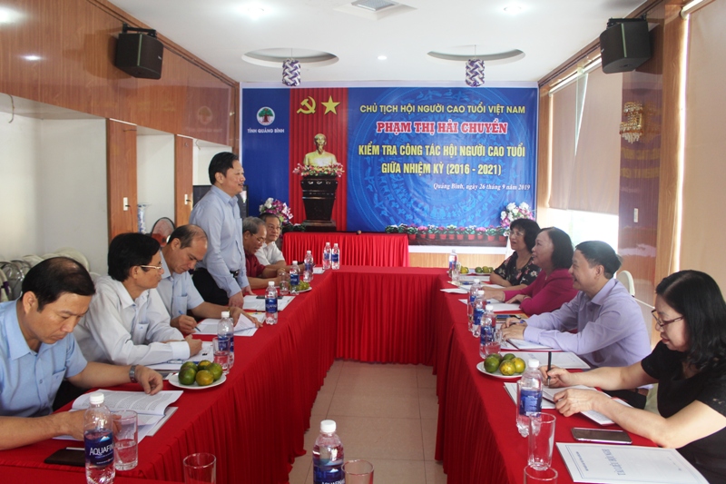 trưởng ban c&ocirc;ng t&aacute;c NCT ph&oacute; chủ tịch UBND tỉnh Quảng B&igrave;nh Nguyễn Tiến Ho&agrave;ng b&aacute;o c&aacute;o Chủ tịch Chuyền tại buổi l&agrave;m việc