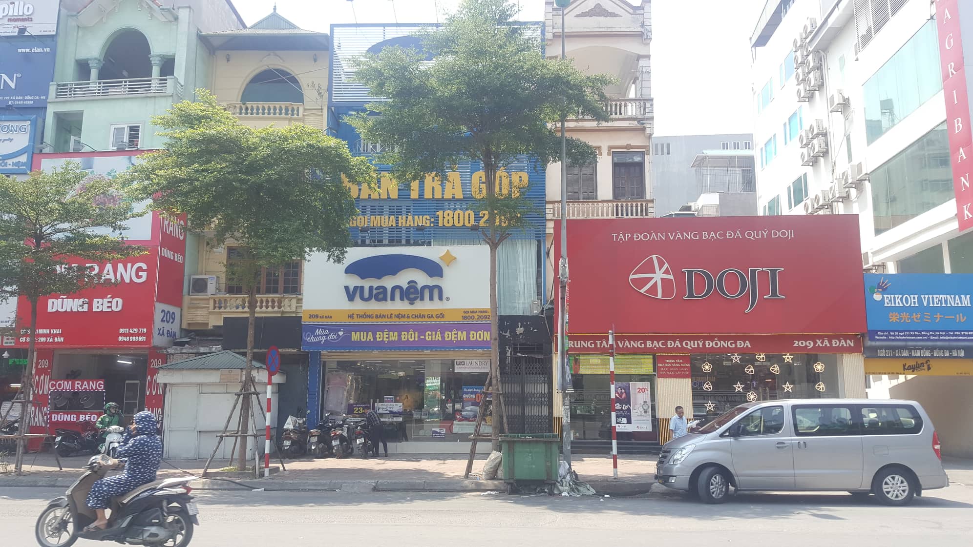 Hiện trường vụ hủy hoại t&agrave;i sản (Cửa sắt đen-PV) tại 209 X&atilde; Đ&agrave;n