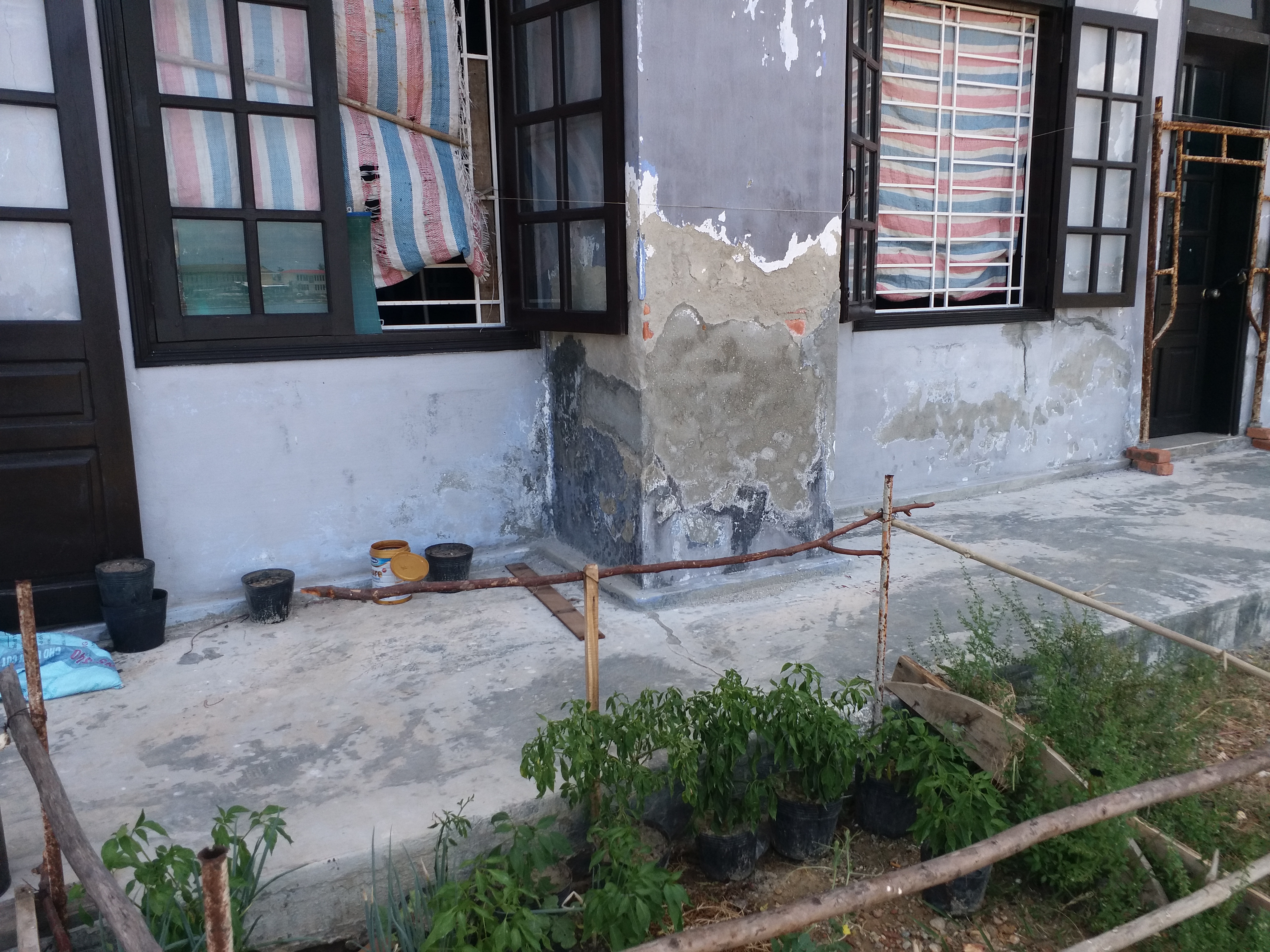 Sửa chữa loang lổ, v&aacute; v&iacute;u d&ugrave; c&ocirc;ng tr&igrave;nh chưa được nghiệm thu đưa v&agrave;o sử dụng