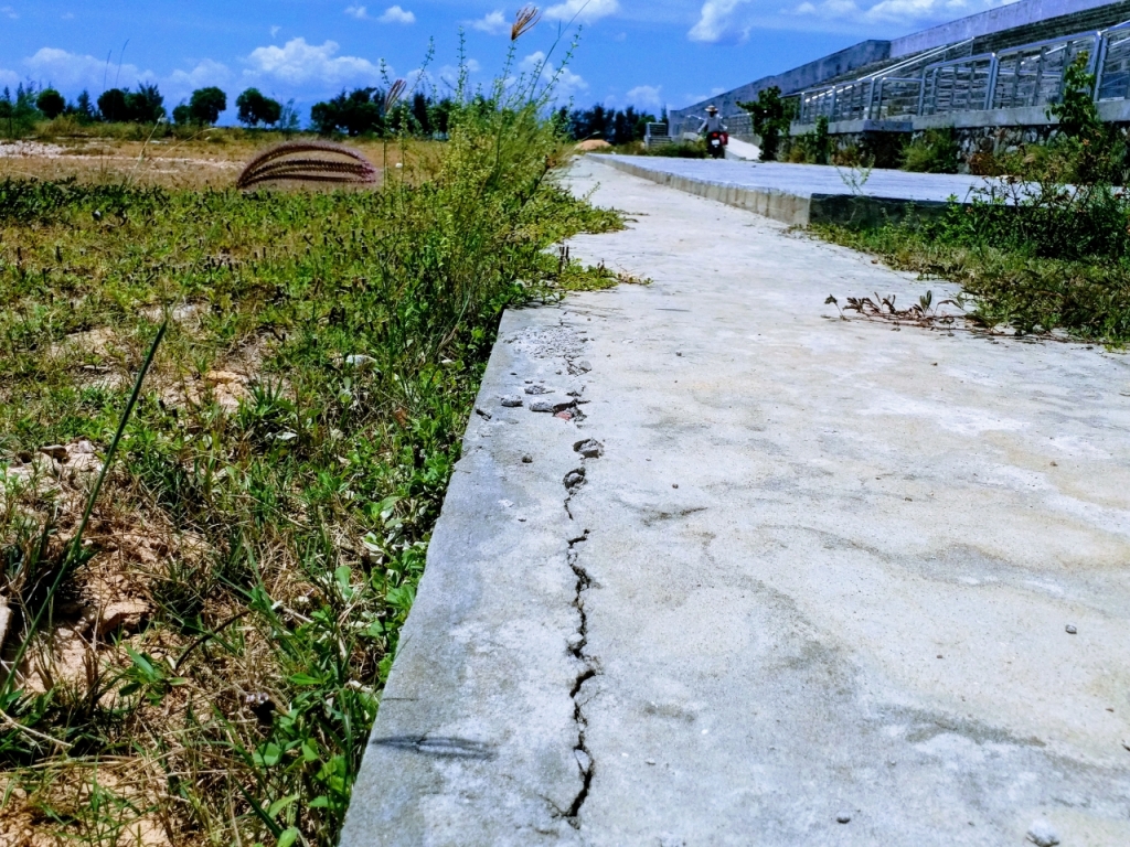 Đường chạy c&oacute; nhiều vết nứt k&eacute;o d&agrave;i hai b&ecirc;n.