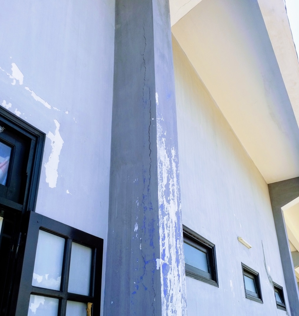 Trụ b&ecirc; t&ocirc;ng cũng xuất hiện vết nứt