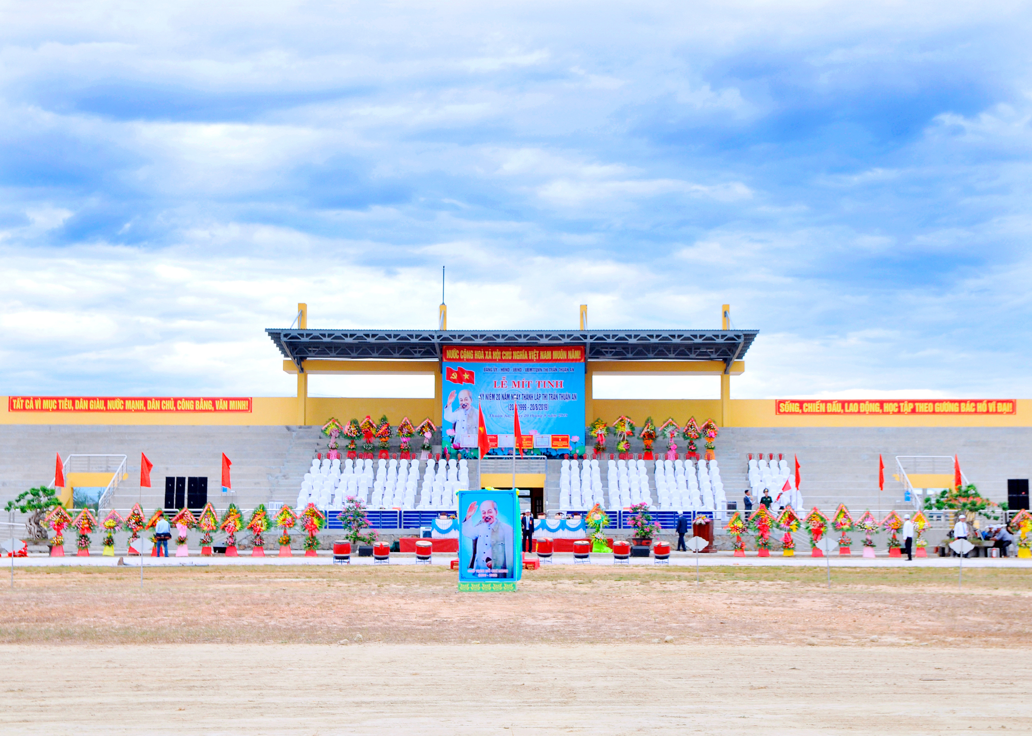 Trung t&acirc;m văn h&oacute;a thế thao Thuận An bất ngờ được đưa v&agrave;o sử dụng khi chưa nghiệm thu ng&agrave;y 20/8/2019. Nguồn ảnh: thuanan.thuathienhue.gov.vn.