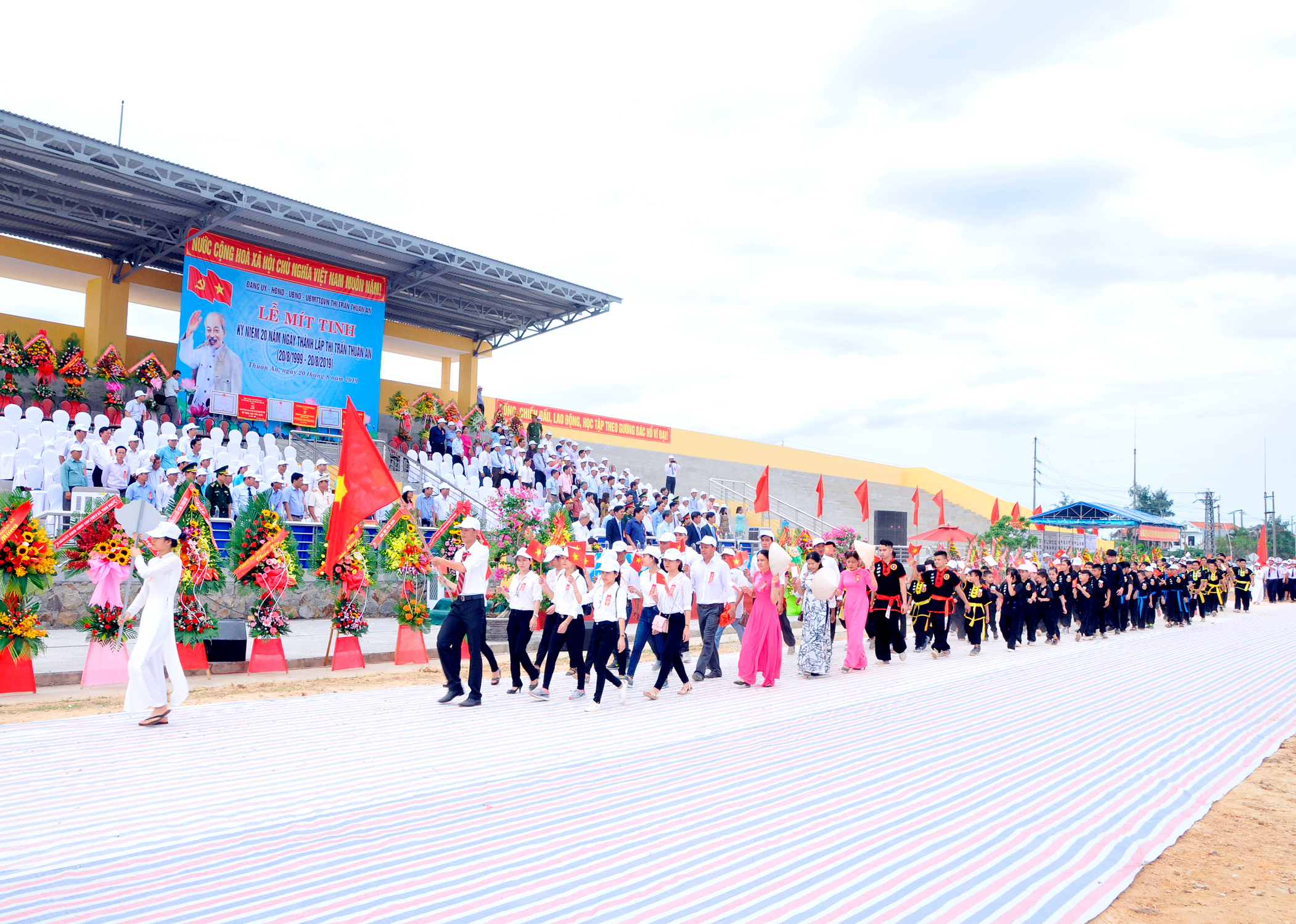 Lễ mittinh c&oacute; h&agrave;ng ngh&igrave;n người tham dự.