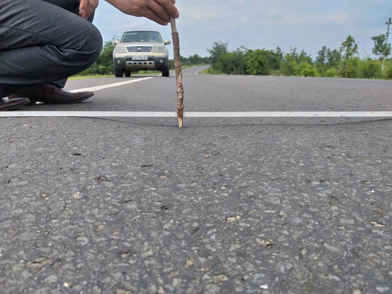 đường l&uacute;n vệt b&aacute;nh xe s&acirc;u từ 4 đến 6cm dọc theo tuyến đường