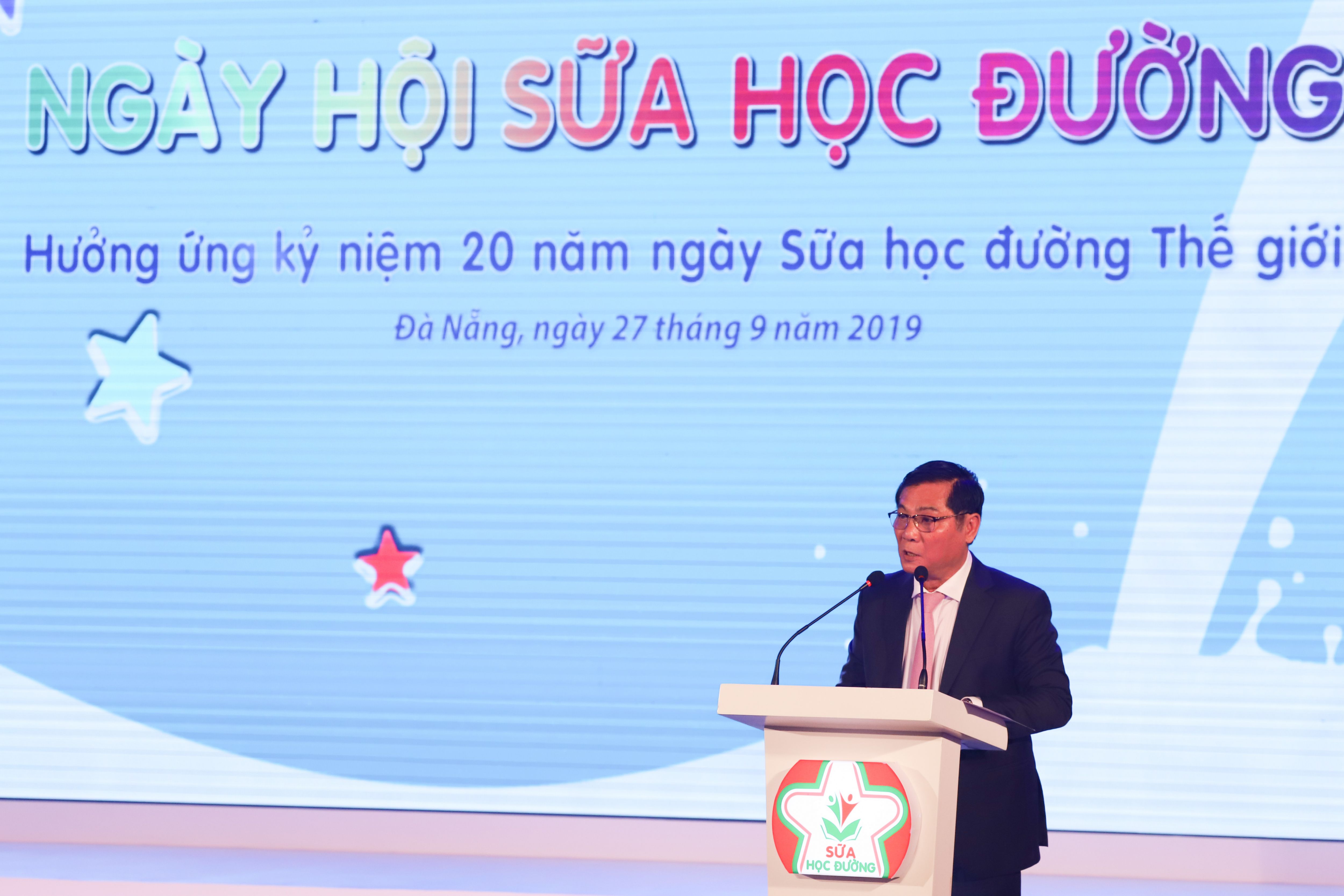 &Ocirc;ng Trần Quang Trung &ndash; Chủ tịch Hiệp hội Sữa Việt Nam chia sẻ về h&agrave;nh tr&igrave;nh sữa học đường Thế giới v&agrave; Việt Nam, đồng thời đ&aacute;nh gi&aacute; cao vai tr&ograve; ti&ecirc;n phong của Vinamilk trong việc triển khai tốt chương tr&igrave;nh Sữa học đường tại Việt Nam suốt 12 năm qua