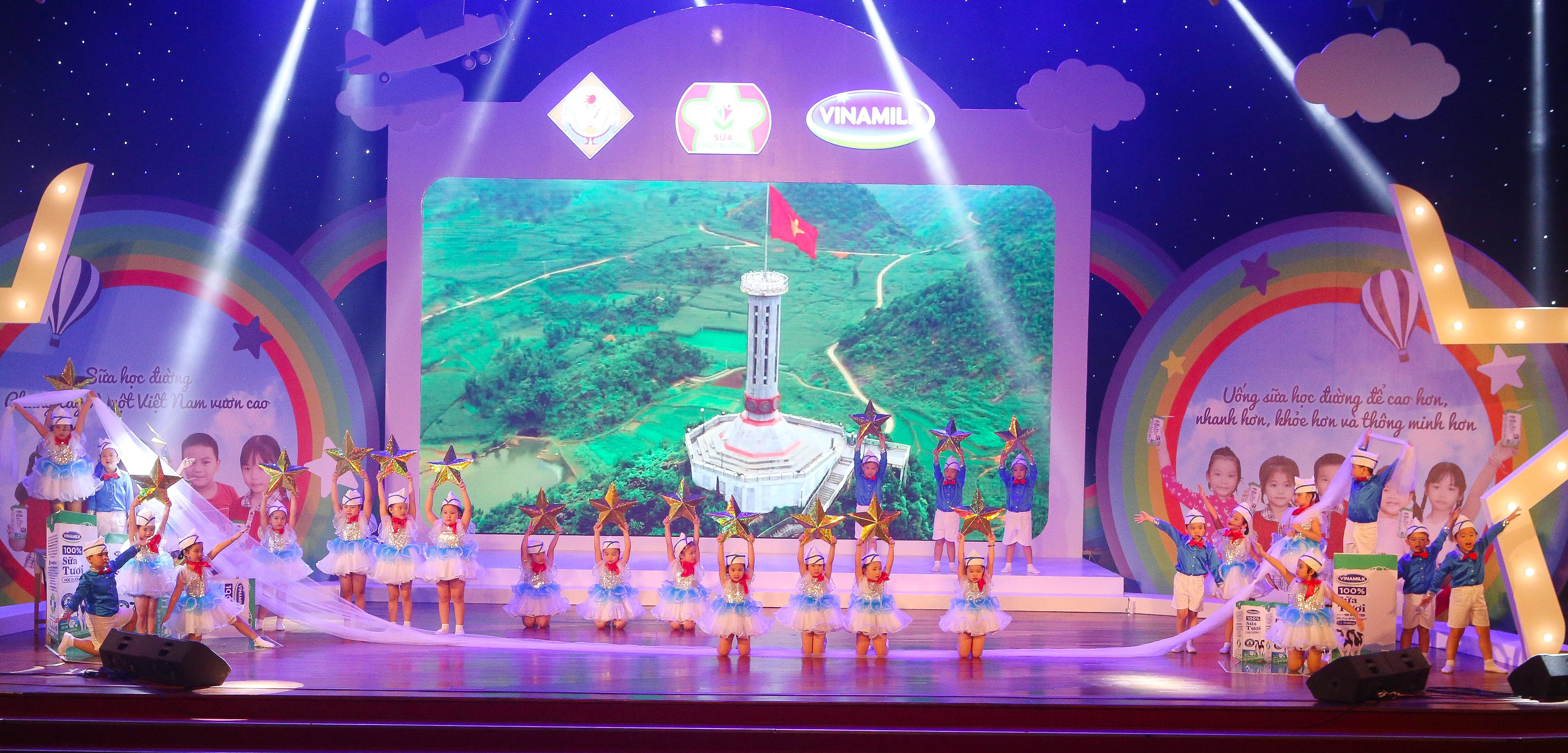 C&aacute;c em thiếu nhi mầm non biểu diễn c&aacute;c tiết mục văn nghệ vui tươi tại Ng&agrave;y hội SHĐ Đ&agrave; Nẵng