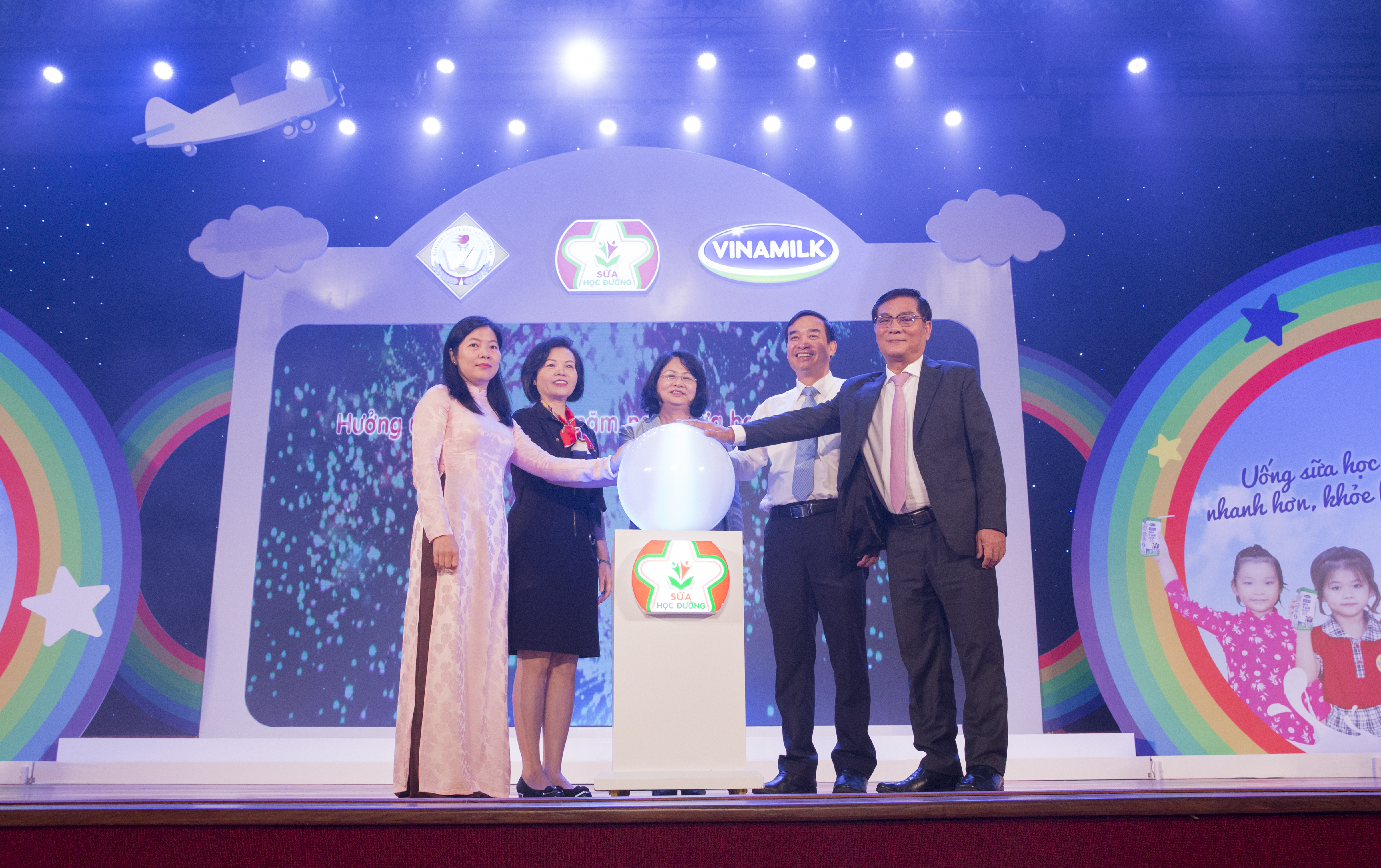 Ph&oacute; Chủ tịch nước Đặng Thị Ngọc Thịnh v&agrave; c&aacute;c đại biểu thực hiện nghi thức ph&aacute;t động chương tr&igrave;nh Sữa học đường cho trẻ em tại Ng&agrave;y hội Sữa học đường Đ&agrave; Nẵng