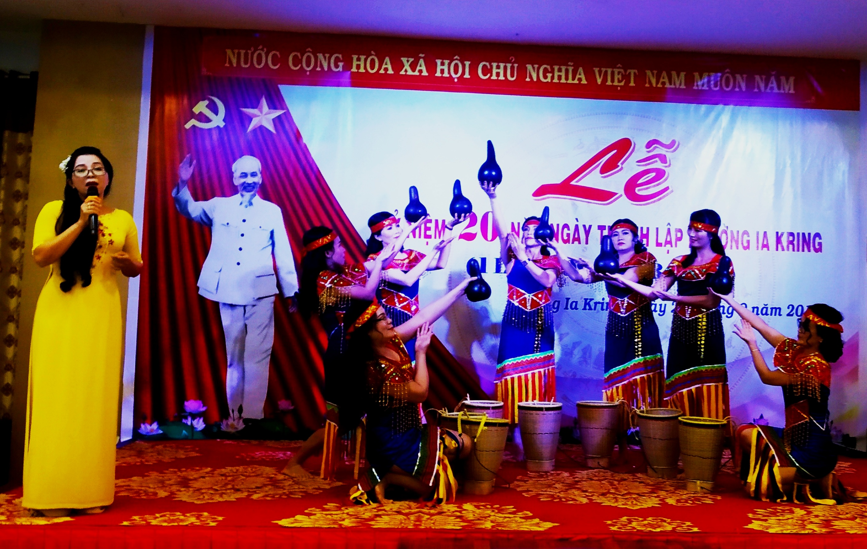 Văn nghệ ch&agrave;o mừng Lễ kỉ niệm 20 năm th&agrave;nh lập phường