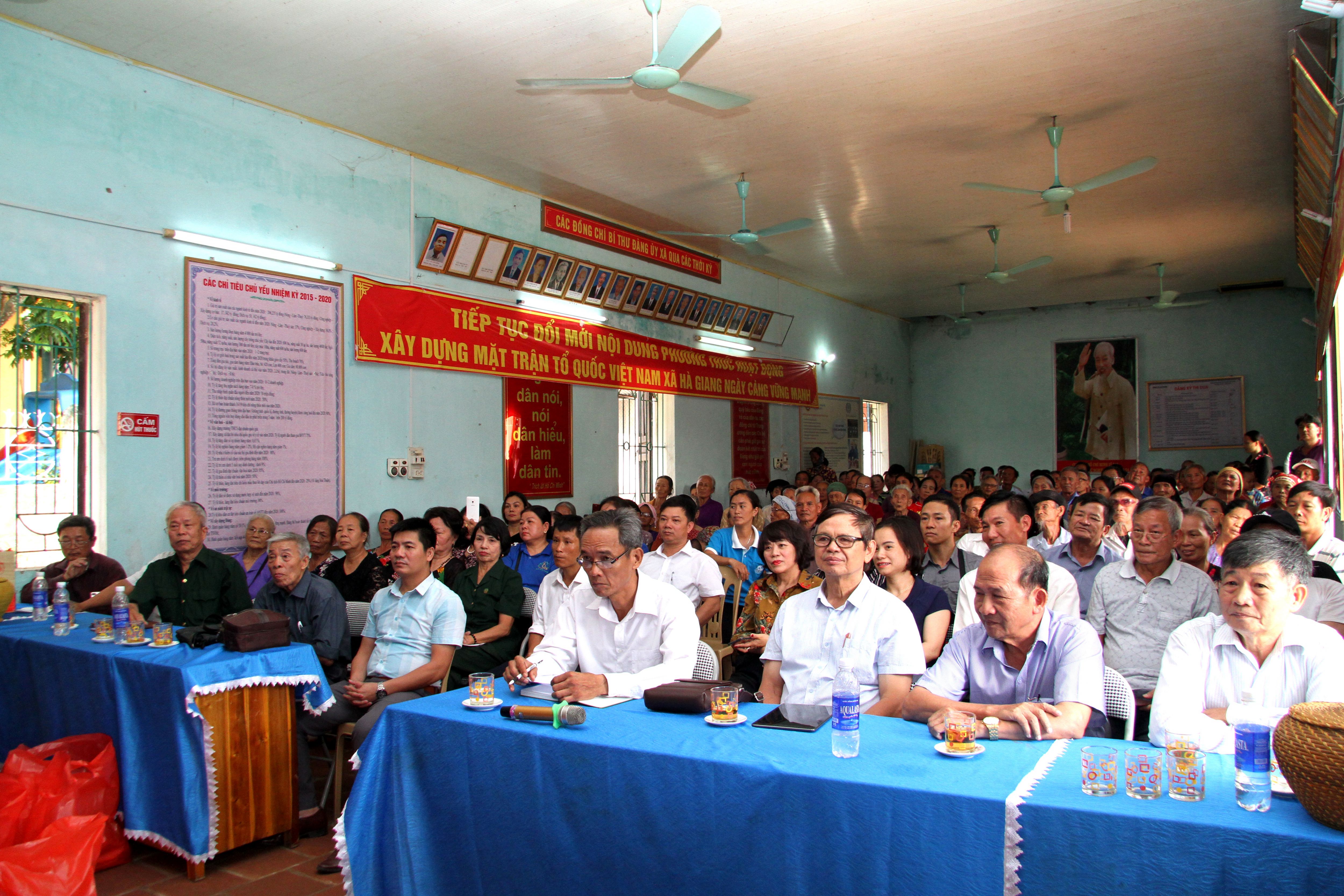 C&aacute;c đại biểu tham dự buổi trao qu&agrave;