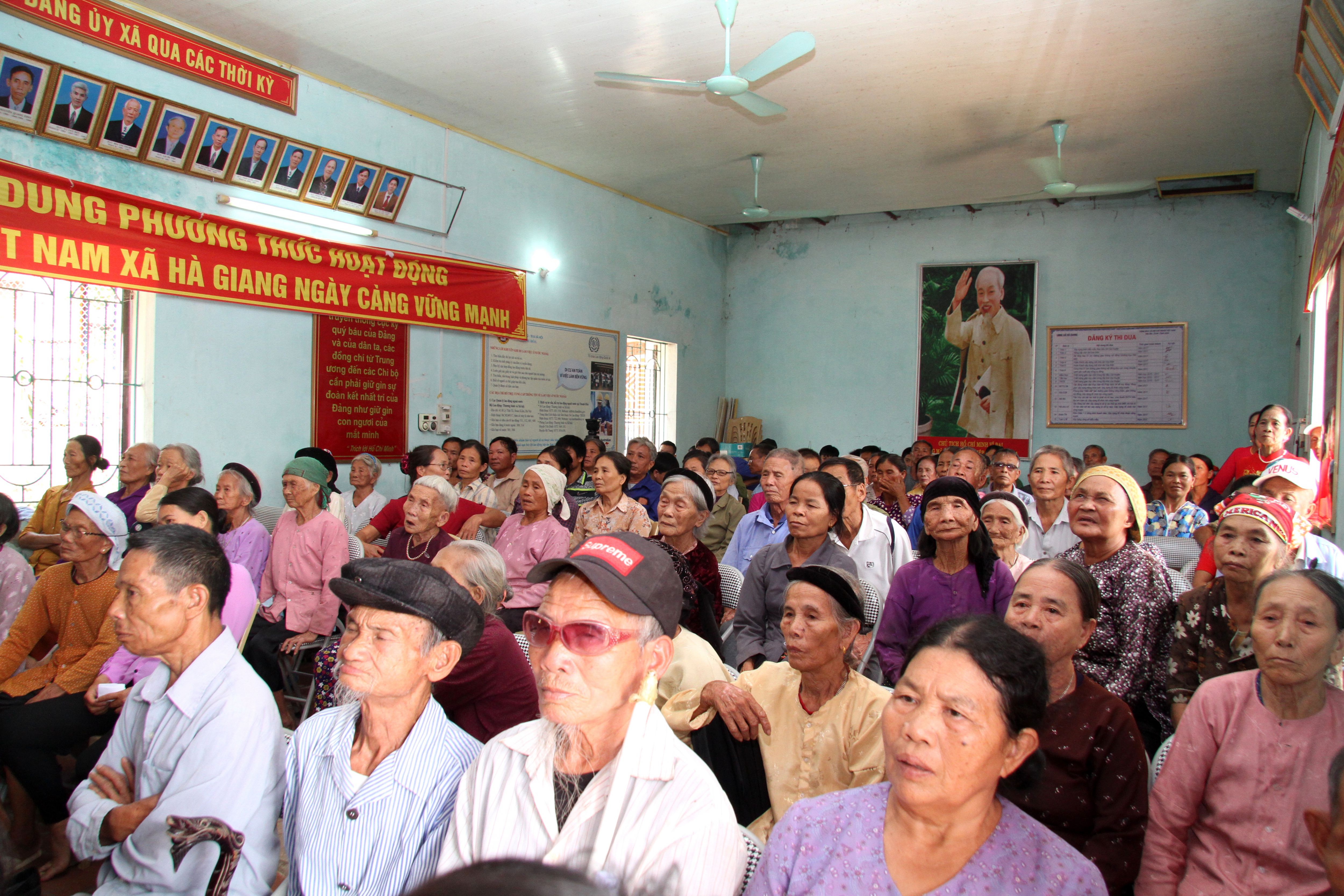 100 NCT c&oacute; ho&agrave;n cảnh kh&oacute; khăn đến nhận qu&agrave;